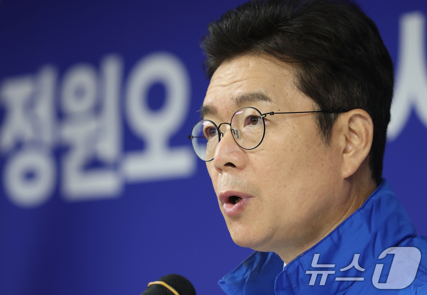 (서울=뉴스1) 오대일 기자 = 정원오 더불어민주당 서울시장 후보가 28일 서울 중구 선거대책위원회 사무실에서 열린 공개 선거대책위원회 회의에서 발언하고 있다. 2026.4.28/ …