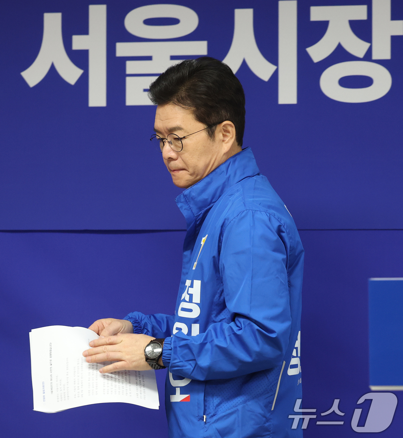 (서울=뉴스1) 오대일 기자 = 정원오 더불어민주당 서울시장 후보가 28일 서울 중구 선거대책위원회 사무실에서 열린 공개 선거대책위원회 회의에서 발언을 마친 후 자리로 향하고 있다 …