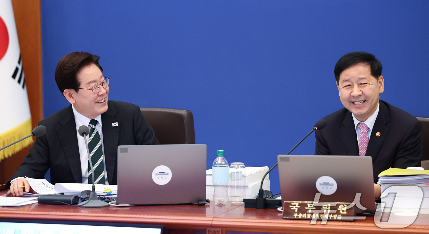 (서울=뉴스1) 허경 기자 = 이재명 대통령과 구윤철 부총리 겸 재정경제부 장관이 28일 청와대에서 열린 제18회 국무회의 겸 제6차 비상경제점검회의에서 미소를 짓고 있다. 202 …