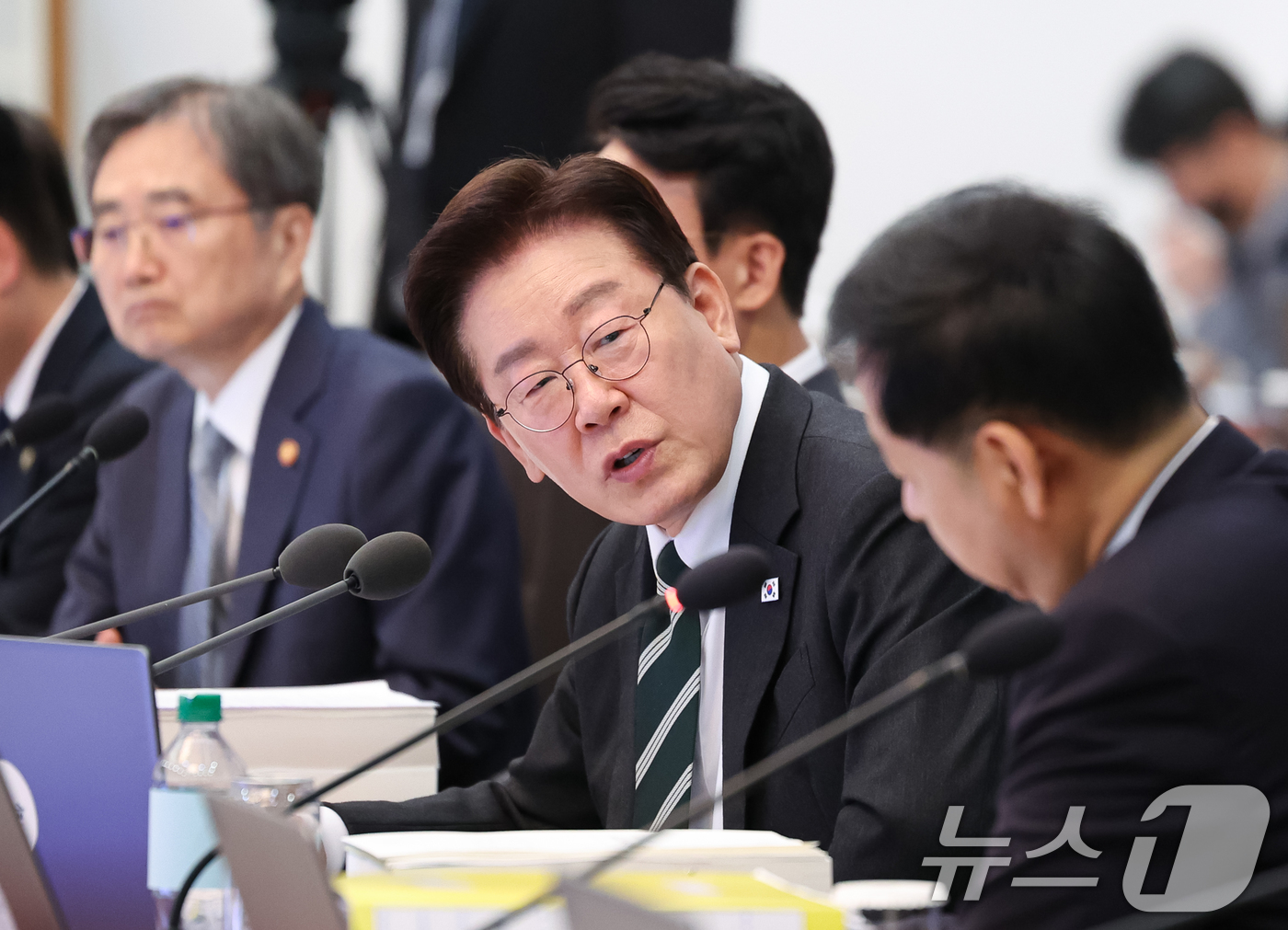 (서울=뉴스1) 허경 기자 = 이재명 대통령이 28일 청와대에서 열린 제18회 국무회의 겸 제6차 비상경제점검회의에서 구윤철 부총리 겸 재정경제부 장관에게 질문하고 있다. 2026 …