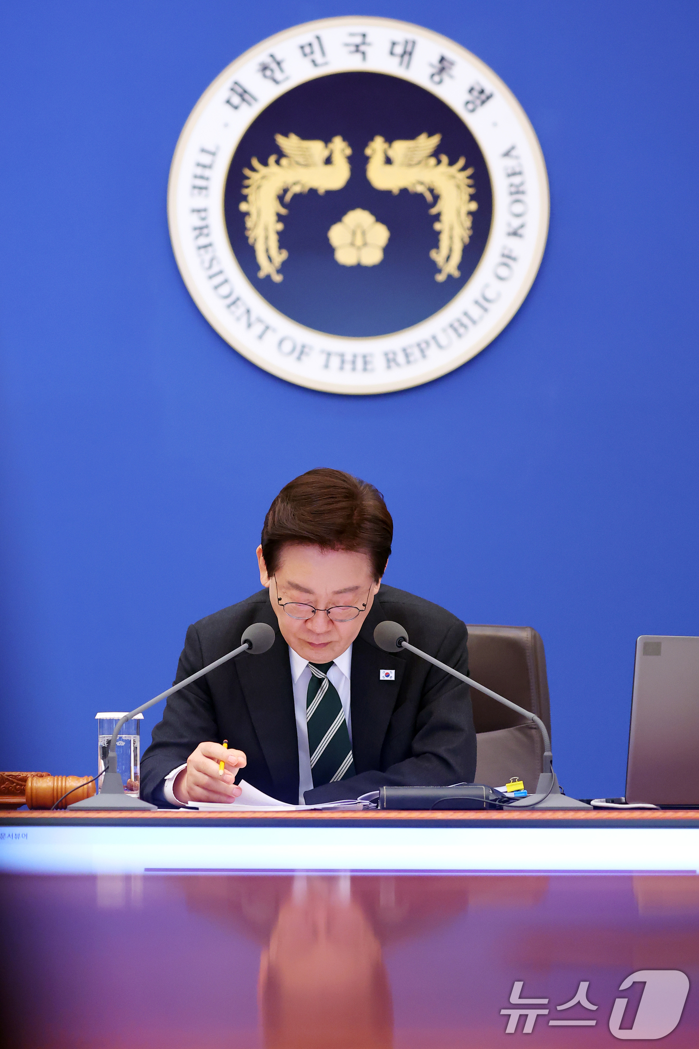 (서울=뉴스1) 허경 기자 = 이재명 대통령이 28일 청와대에서 열린 제18회 국무회의 겸 제6차 비상경제점검회의에서 중동전쟁 관련 비상국정운영 및 대응현황 보고를 청취하고 있다. …