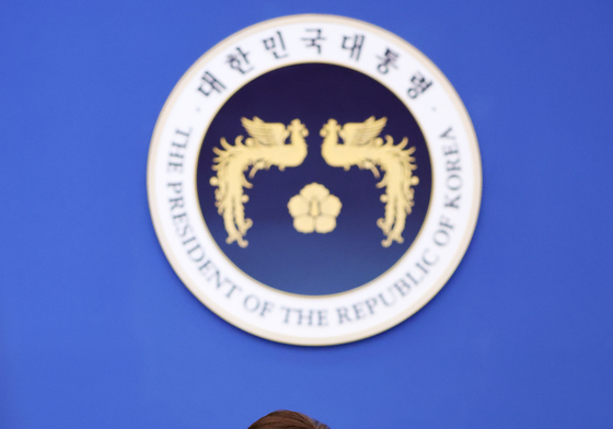 자료 살펴보는 이재명 대통령