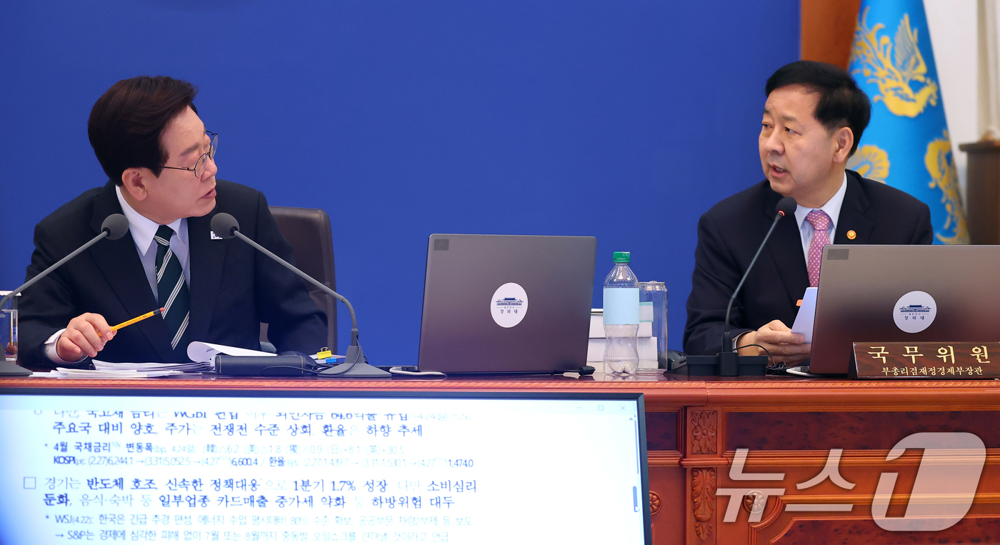 (서울=뉴스1) 허경 기자 = 이재명 대통령과 구윤철 부총리 겸 재정경제부 장관이 28일 청와대에서 열린 제18회 국무회의 겸 제6차 비상경제점검회의에서 대화를 하고 있다. 202 …