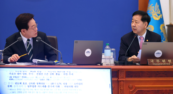 대화 나누는 이재명 대통령·구윤철 부총리