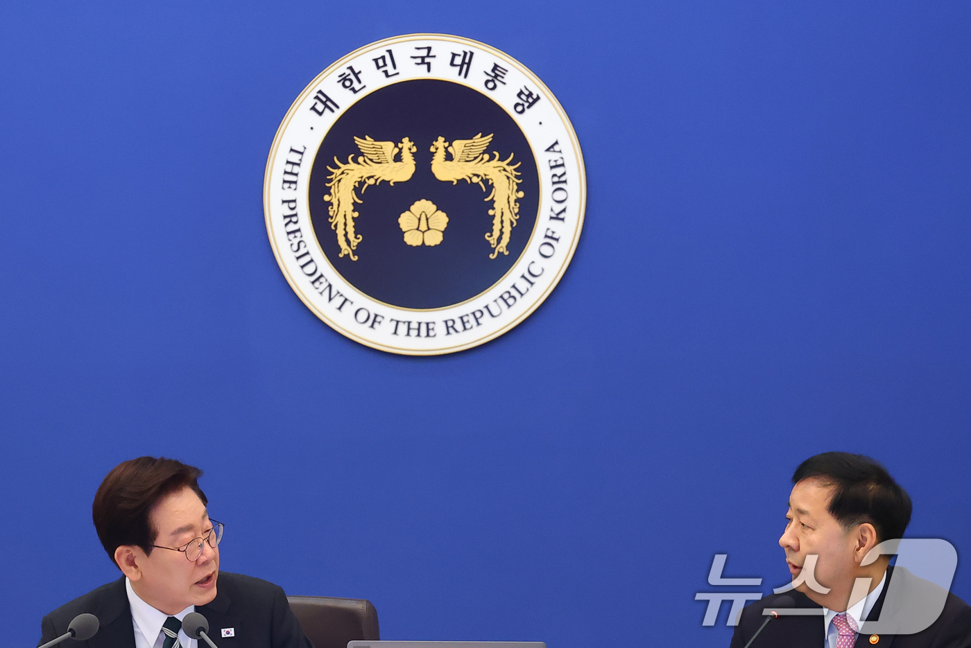 (서울=뉴스1) 허경 기자 = 이재명 대통령과 구윤철 부총리 겸 재정경제부 장관이 28일 청와대에서 열린 제18회 국무회의 겸 제6차 비상경제점검회의에서 대화를 하고 있다. 202 …