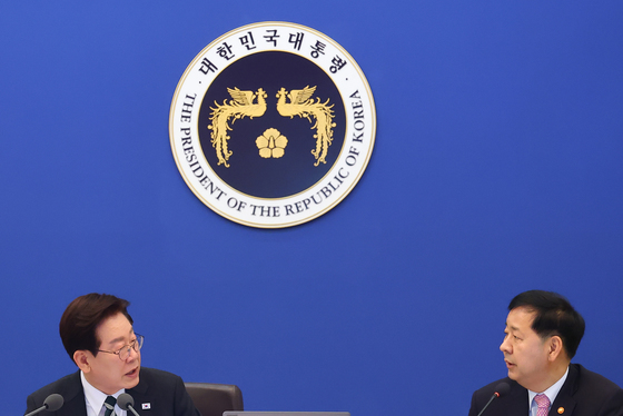 대화 나누는 이재명 대통령·구윤철 부총리