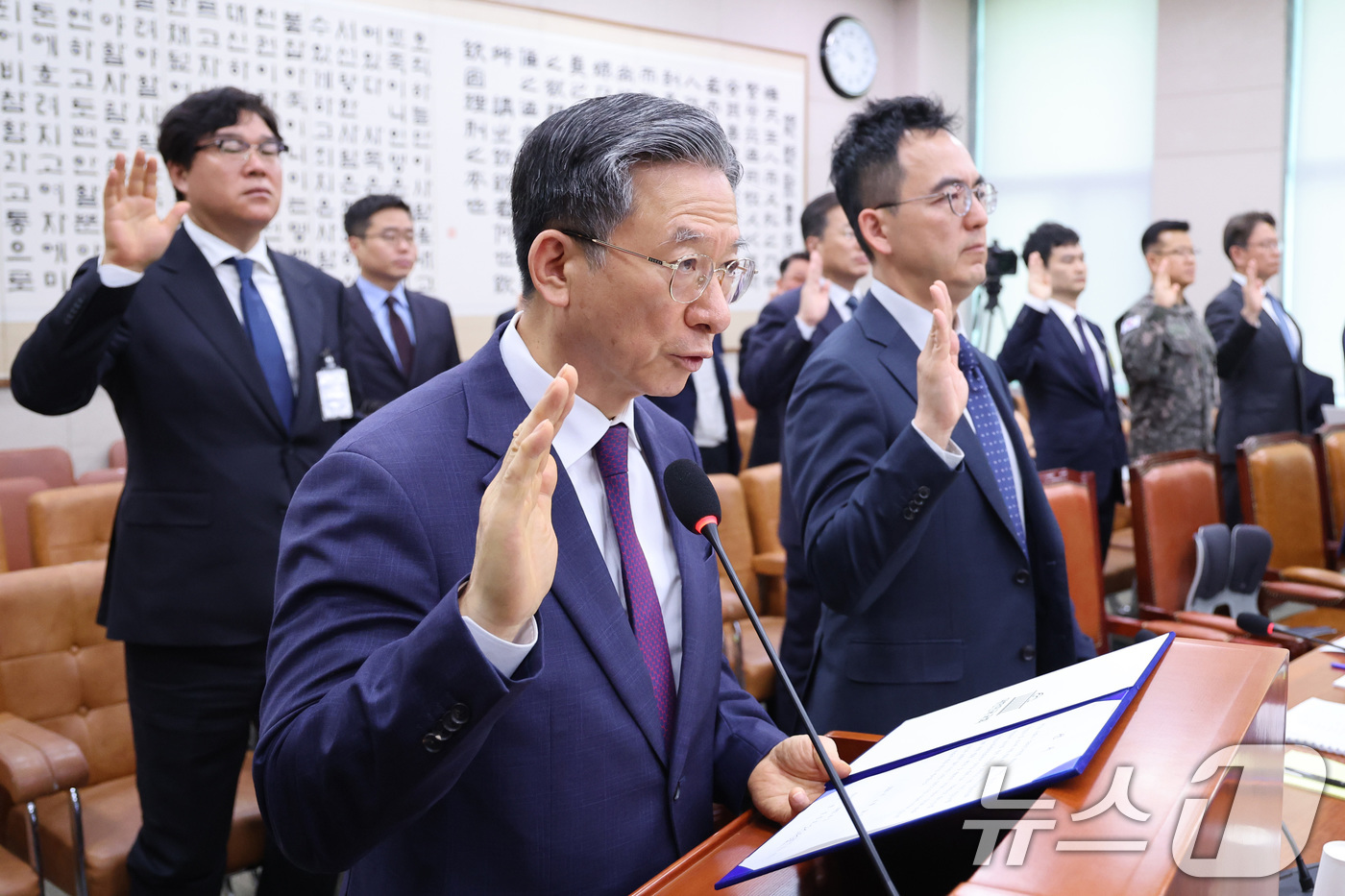 (서울=뉴스1) 신웅수 기자 = 정성호 법무부 장관과 김성태 전 쌍방울 회장, 구자현 검찰총장 직무대행이  28일 서울 여의도 국회에서 열린 윤석열정권정치검찰조작기소의혹사건진상규명 …