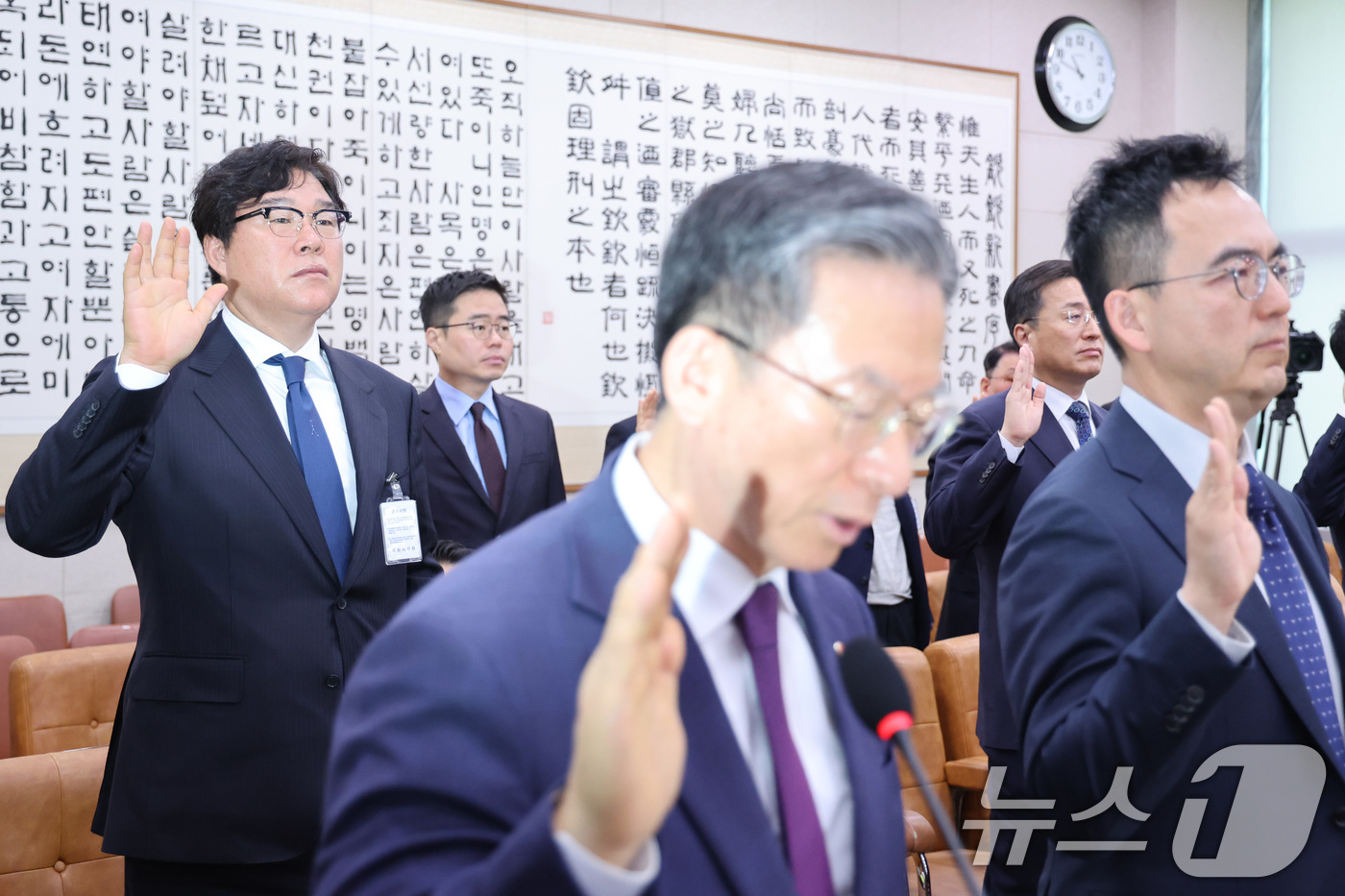 (서울=뉴스1) 신웅수 기자 = 김성태 전 쌍방울 회장이 28일 서울 여의도 국회에서 열린 윤석열정권정치검찰조작기소의혹사건진상규명국정조사특별위원회 전체회의에서 증인 선서를 하고 있 …