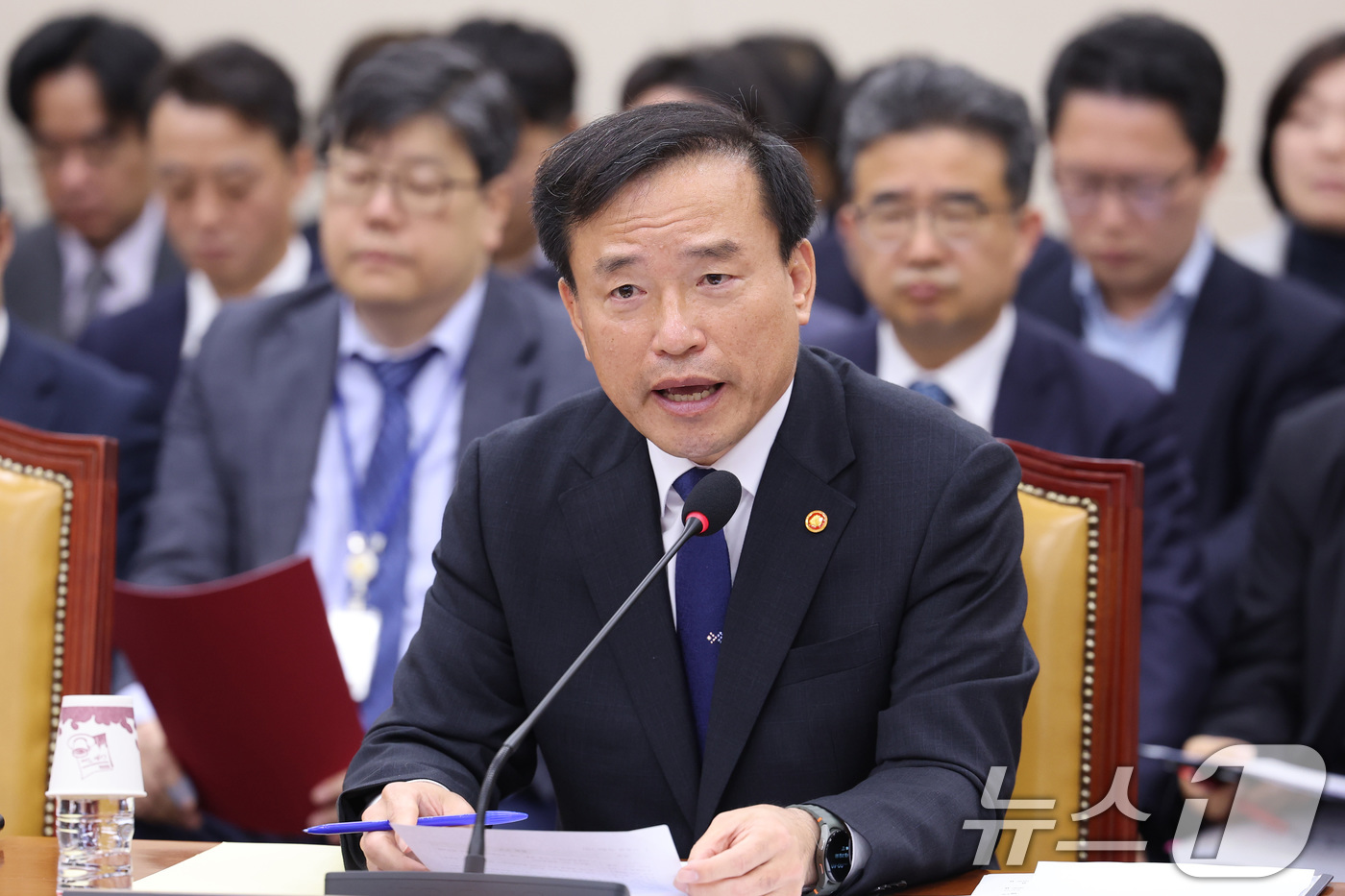 (서울=뉴스1) 신웅수 기자 = 김종철 방송미디어통신위원장이 28일 서울 여의도 국회에서 열린 과학기술정보방송통신위원회 전체회의에서 의원 질의에 답변하고 있다. 2026.4.28/ …