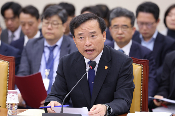 답변하는 김종철 위원장