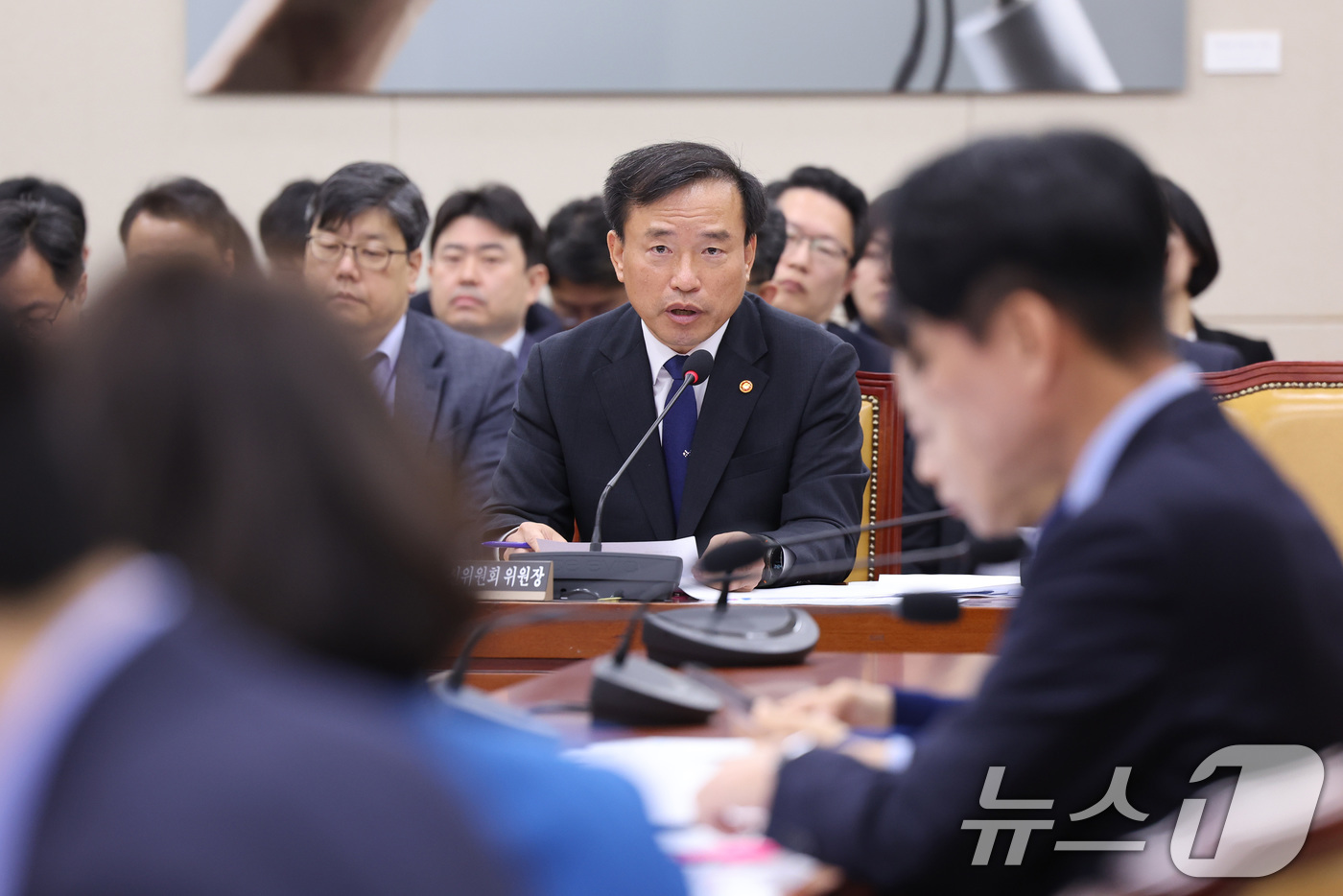 (서울=뉴스1) 신웅수 기자 = 김종철 방송미디어통신위원장이 28일 서울 여의도 국회에서 열린 과학기술정보방송통신위원회 전체회의에서 의원 질의에 답변하고 있다. 2026.4.28/ …