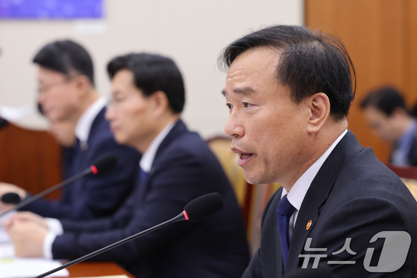 (서울=뉴스1) 신웅수 기자 = 김종철 방송미디어통신위원장이 28일 서울 여의도 국회에서 열린 과학기술정보방송통신위원회 전체회의에서 의원 질의에 답변하고 있다. 2026.4.28/ …