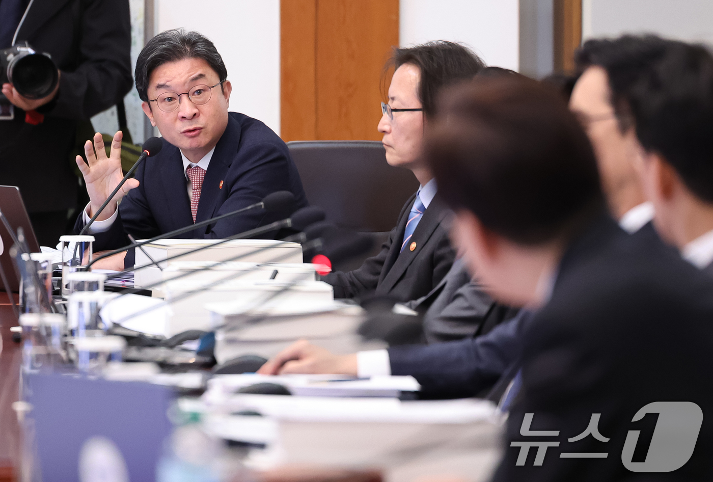 (서울=뉴스1) 허경 기자 = 이억원 금융위원장이 28일 청와대에서 열린 제18회 국무회의 겸 제6차 비상경제점검회의에서 이재명 대통령 질문에 답변하고 있다. 2026.4.28/뉴 …