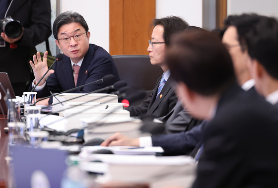 답변하는 이억원 금융위원장