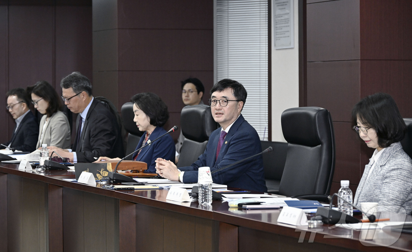 (서울=뉴스1) = 임기근 기획예산처 차관이 28일 오전 서울 종로구 한국무역보험공사에서 열린 '제188차 복권위원회 전체회의'에서 모두발언을 하고 있다. (기획예산처 제공. 재판 …