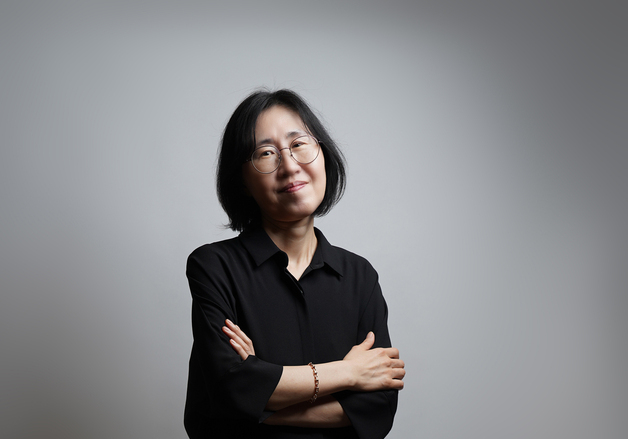 진은영, 제27회 현대시작품상 수상…"연약한 삶 곁에 머무는 시"