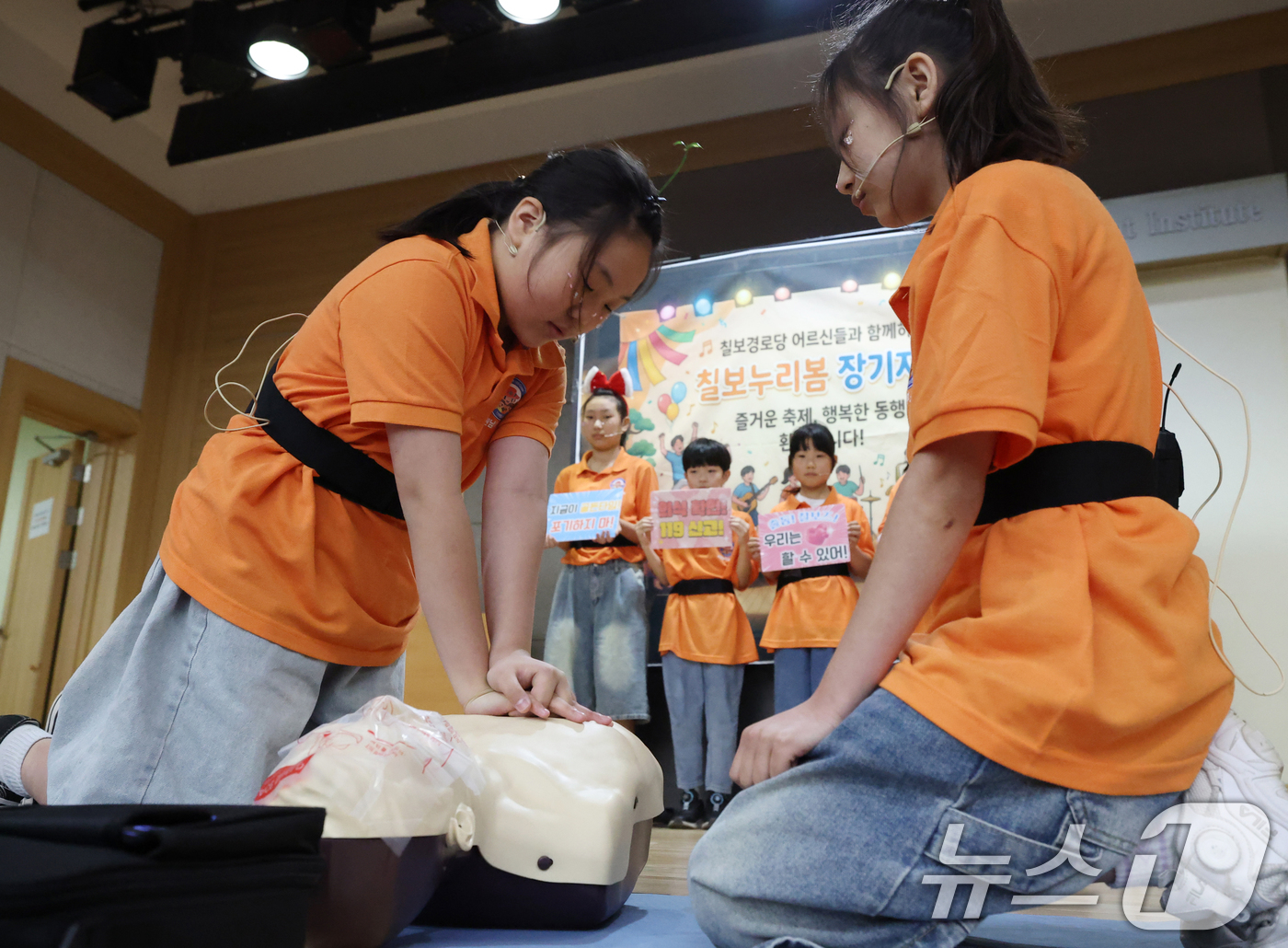 (수원=뉴스1) 김영운 기자 = 28일 경기 수원시 장안구 경기도인재개발원에서 열린 '제15회 경기도민 심폐소생술 경연대회'에 참가한 학생들이 기량을 발휘하고 있다. 2026.4. …