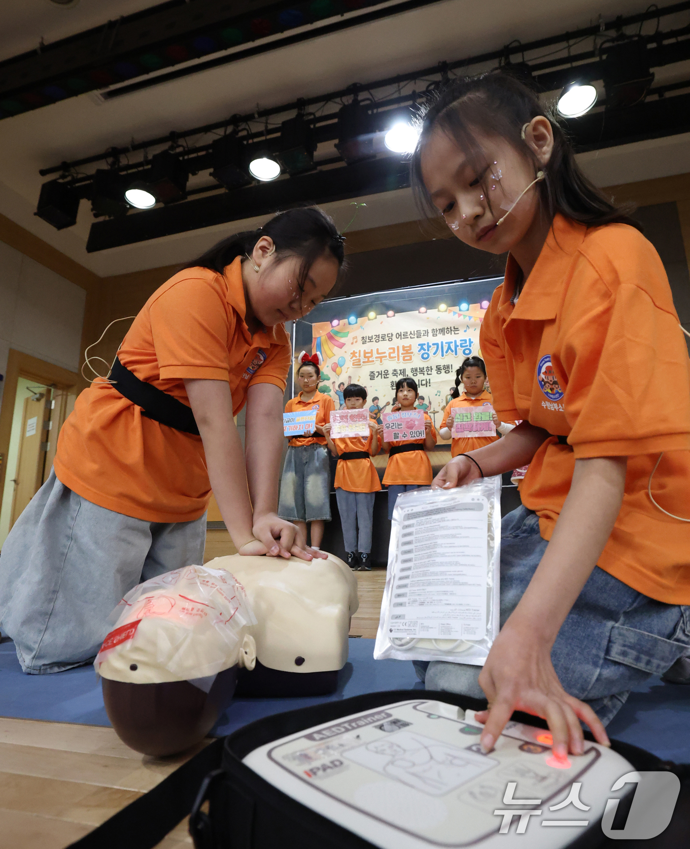 (수원=뉴스1) 김영운 기자 = 28일 경기 수원시 장안구 경기도인재개발원에서 열린 '제15회 경기도민 심폐소생술 경연대회'에 참가한 학생들이 기량을 발휘하고 있다. 2026.4. …