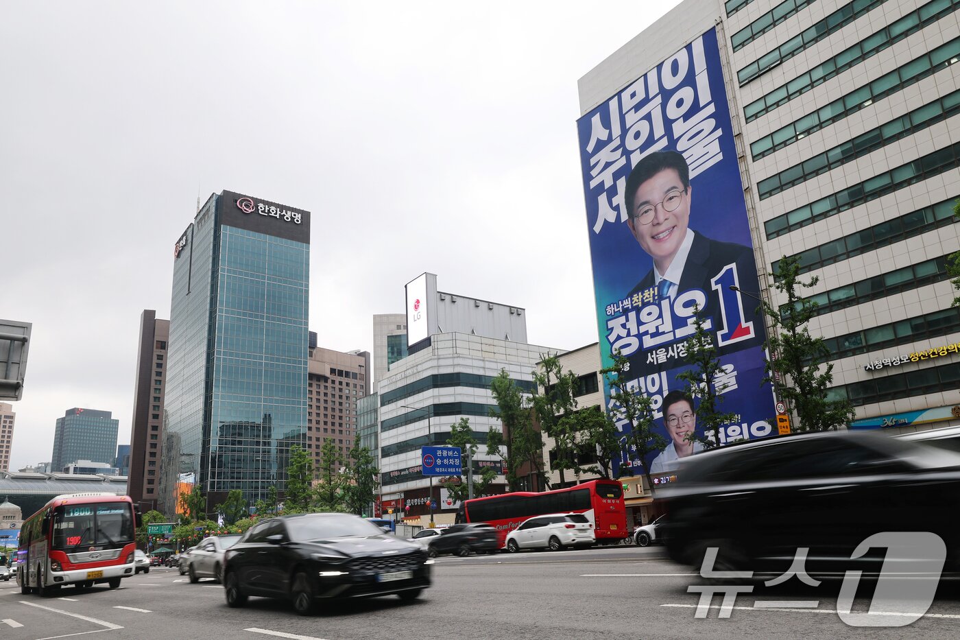 본문 이미지 - 6·3 지방선거가 한 달 여 앞으로 다가온 가운데 28일 정원오 더불어민주당 서울시장 후보의 선거 캠프가 마련된 서울 중구 태평빌딩 외벽에 대형 현수막이 걸려 있다. 2026.4.28 ⓒ 뉴스1 오대일 기자