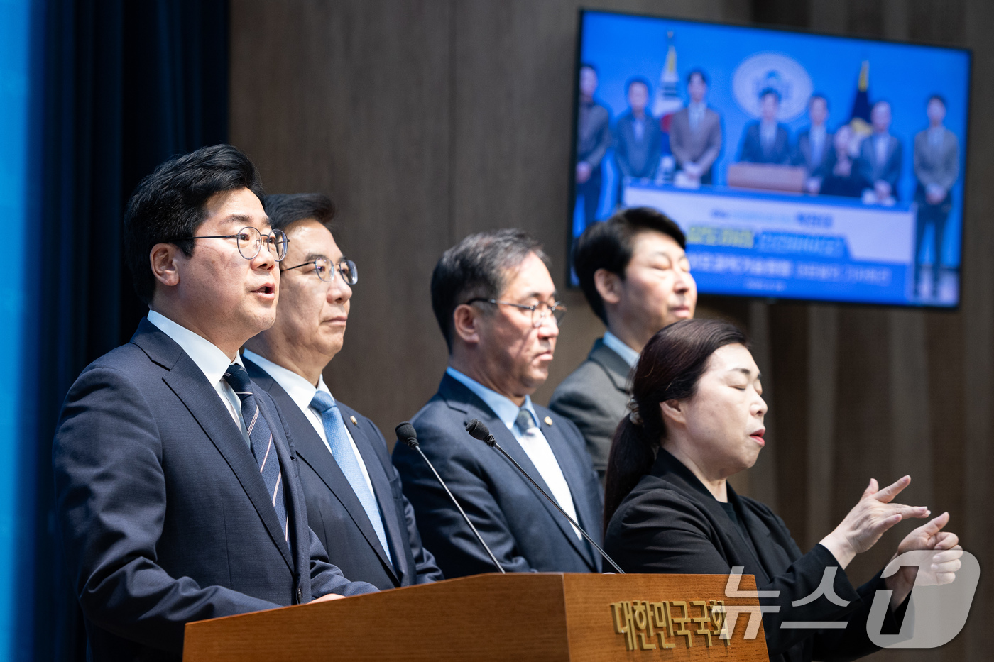 (서울=뉴스1) 유승관 기자 = 박찬대 더불어민주당 인천시장 후보가 28일 서울 여의도 국회 소통관에서 인천바이오과학기술원법 대표발의 기자회견을 하고 있다. 2026.4.28/뉴스 …