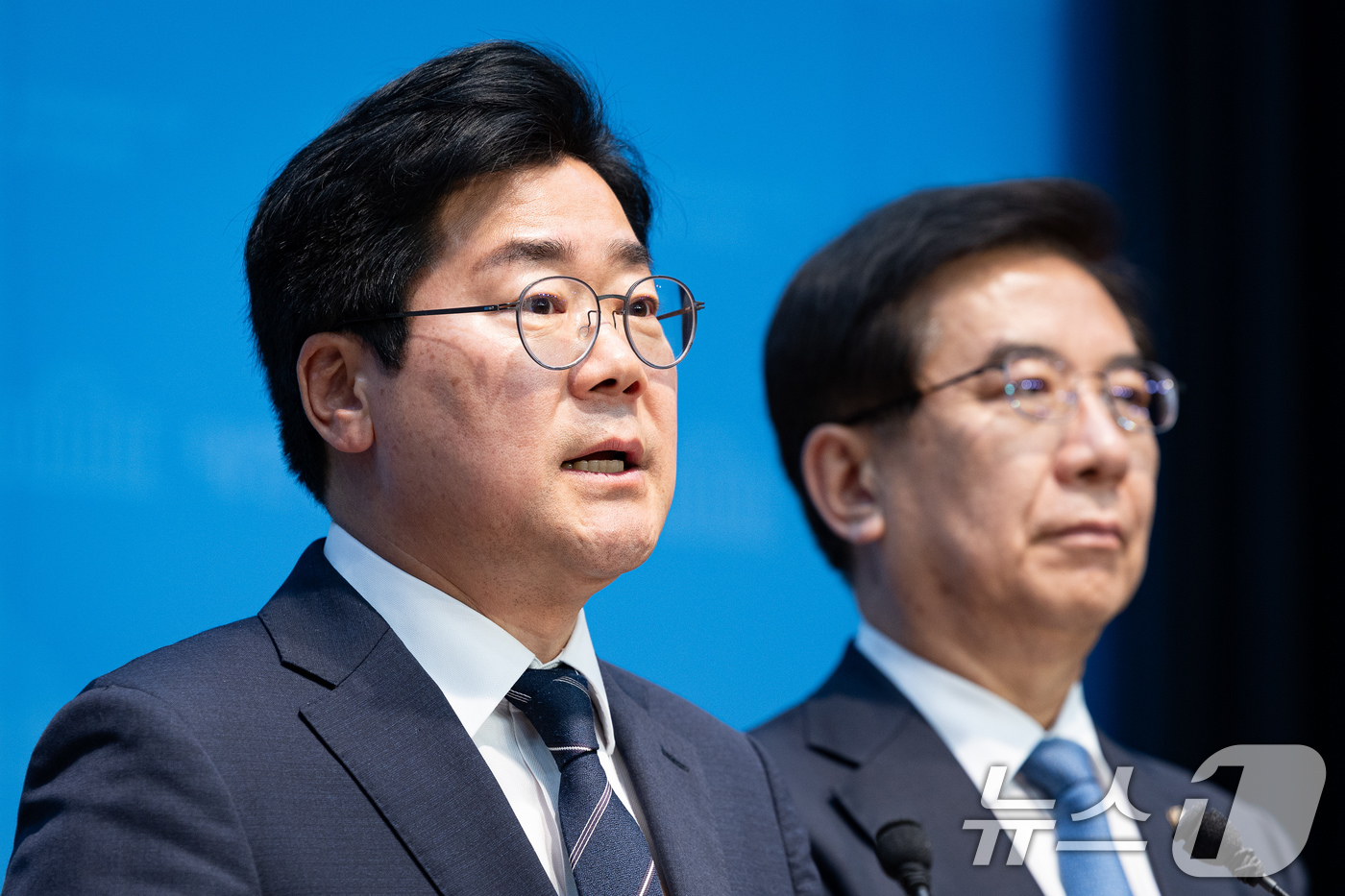 (서울=뉴스1) 유승관 기자 = 박찬대 더불어민주당 인천시장 후보가 28일 서울 여의도 국회 소통관에서 인천바이오과학기술원법 대표발의 기자회견을 하고 있다. 2026.4.28/뉴스 …