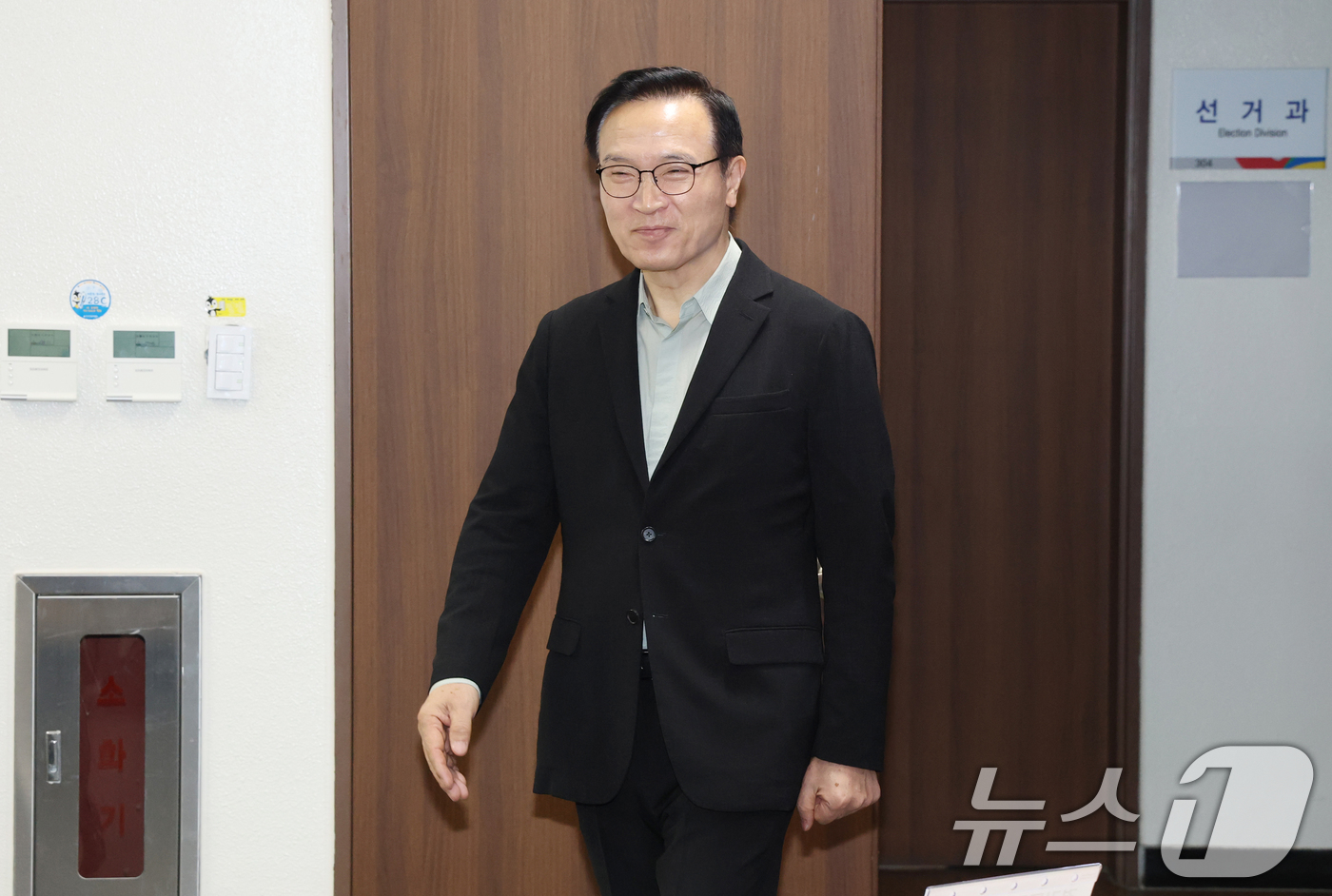 (수원=뉴스1) 김영운 기자 = 임태희 경기도교육감이 28일 경기 수원시 영통구 경기도선거관리위원회에서 6·3 지방선거 경기도교육감 예비후보자 등록을 하기 위해 입장하고 있다. 2 …