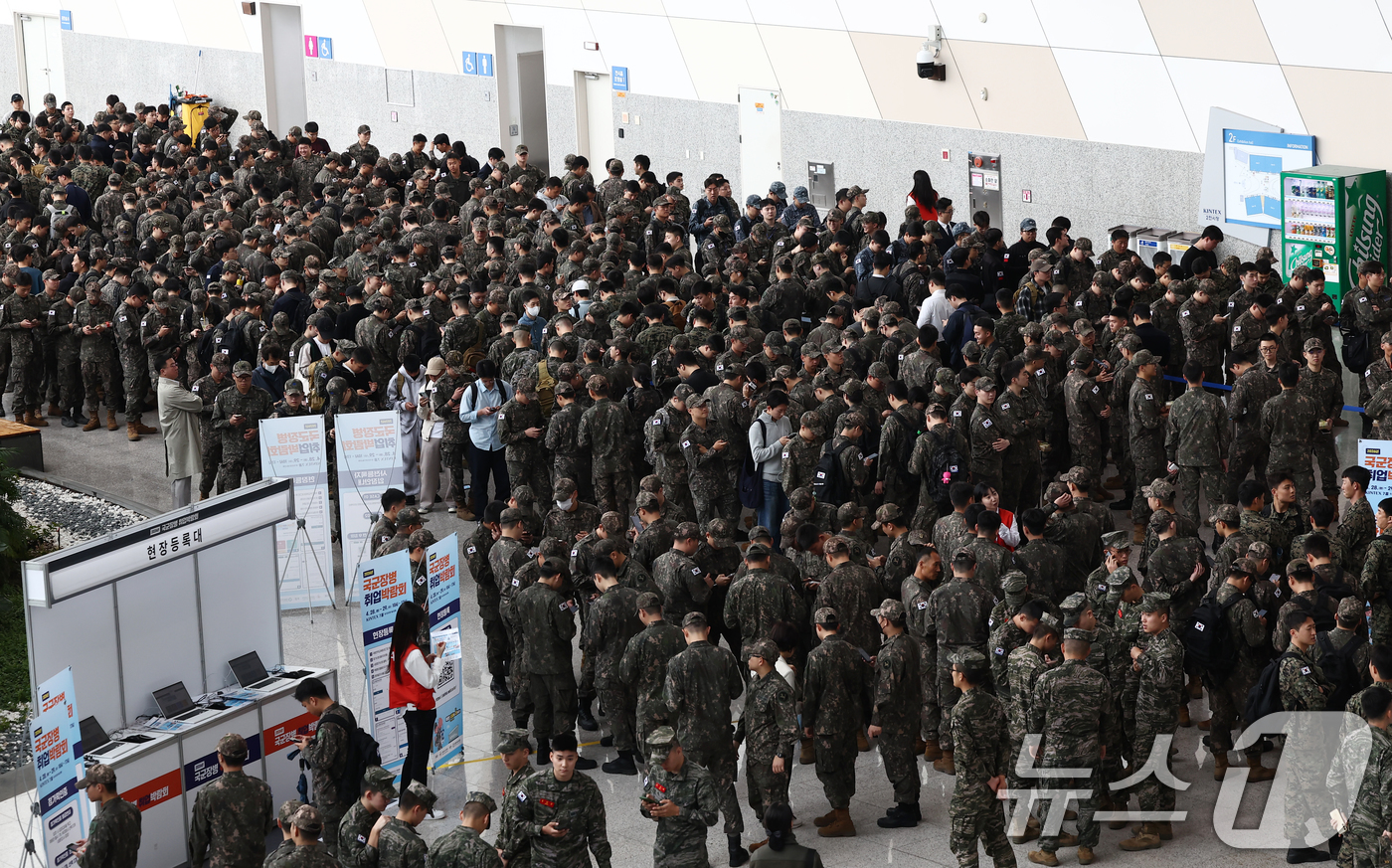 (고양=뉴스1) 김민지 기자 = 28일 경기 고양 킨텍스에서 열린 2026년 국군장병 취업박람회에서 장병들이 입장을 기다리고 있다. 2026.4.28/뉴스1