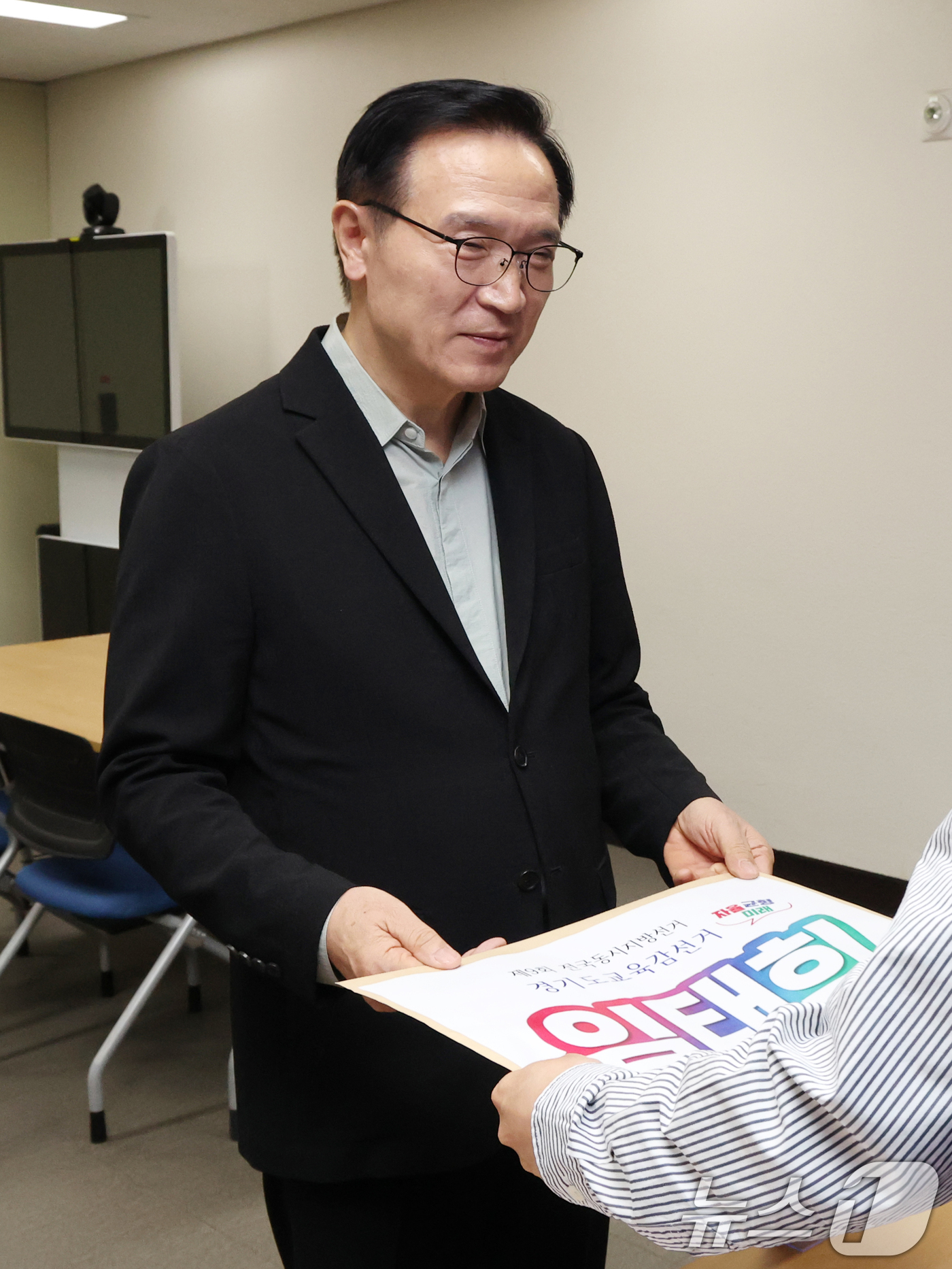 (수원=뉴스1) 김영운 기자 = 임태희 경기도교육감이 28일 경기 수원시 영통구 경기도선거관리위원회에서 6·3 지방선거 경기도교육감 예비후보자 등록을 하고 있다. 2026.4.28 …