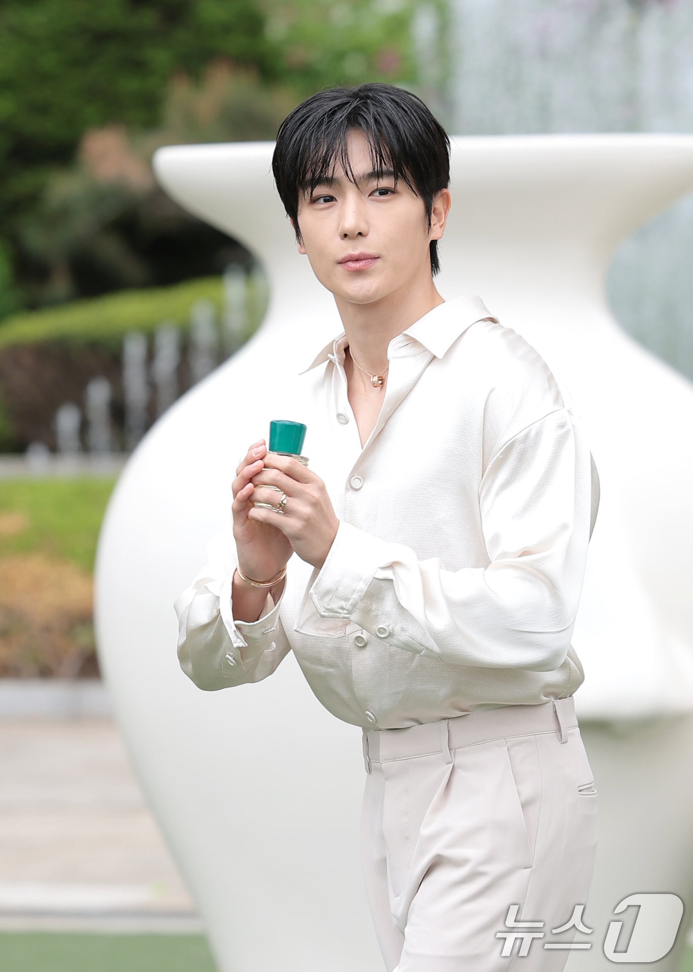 (서울=뉴스1) 권현진 기자 = 더보이즈 현재가 28일 서울 서초구 예술의전당 음악광장에서 열린 아쿠아 디 파르마 팝업 스토어 오픈 행사에 참석하고 있다. 2026.4.28/뉴스1 …