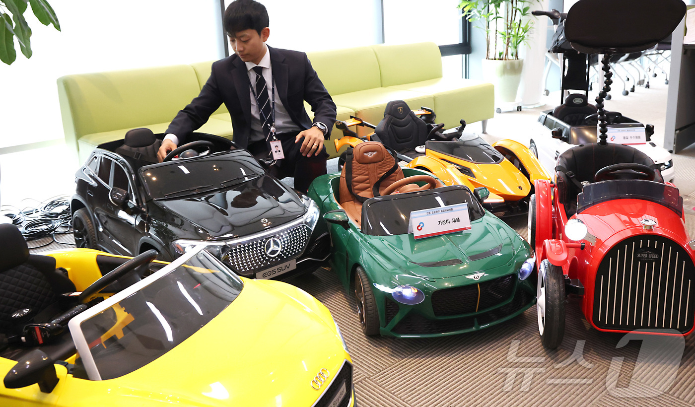 (세종=뉴스1) 김기남 기자 = 한국소비자원 관계자가 28일 세종시 정부세종청사 공정거래위원회에서  전동 승용완구 6개 제품 비교정보 발표에 앞서 속도·주행시간·소음, 주행 조작 …