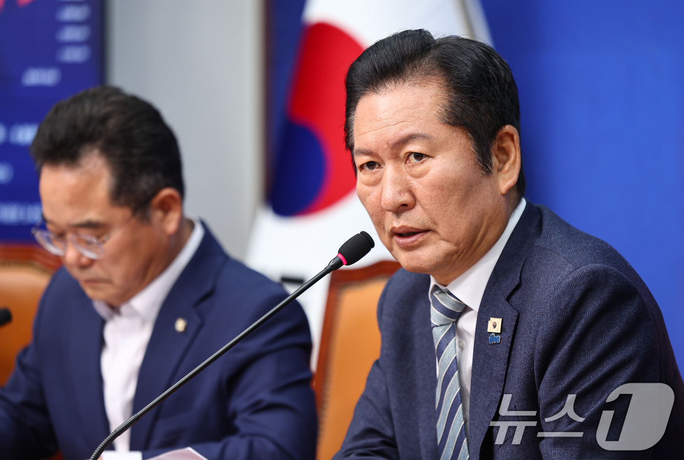 (서울=뉴스1) 김도우 기자 = 정청래 더불어민주당 대표가 28일 서울 여의도 국회에서 열린 '착!붙 공약 프로젝트' 13호·14호·15호 공약 발표에 참석해 모두발언을 하고 있다 …