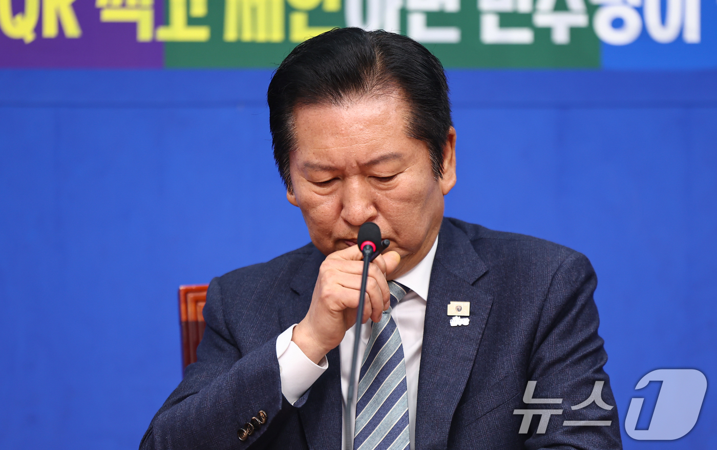 (서울=뉴스1) 김도우 기자 = 정청래 더불어민주당 대표가 28일 서울 여의도 국회에서 열린 '착!붙 공약 프로젝트' 13호·14호·15호 공약 발표에 참석해 모두발언을 하던 중 …