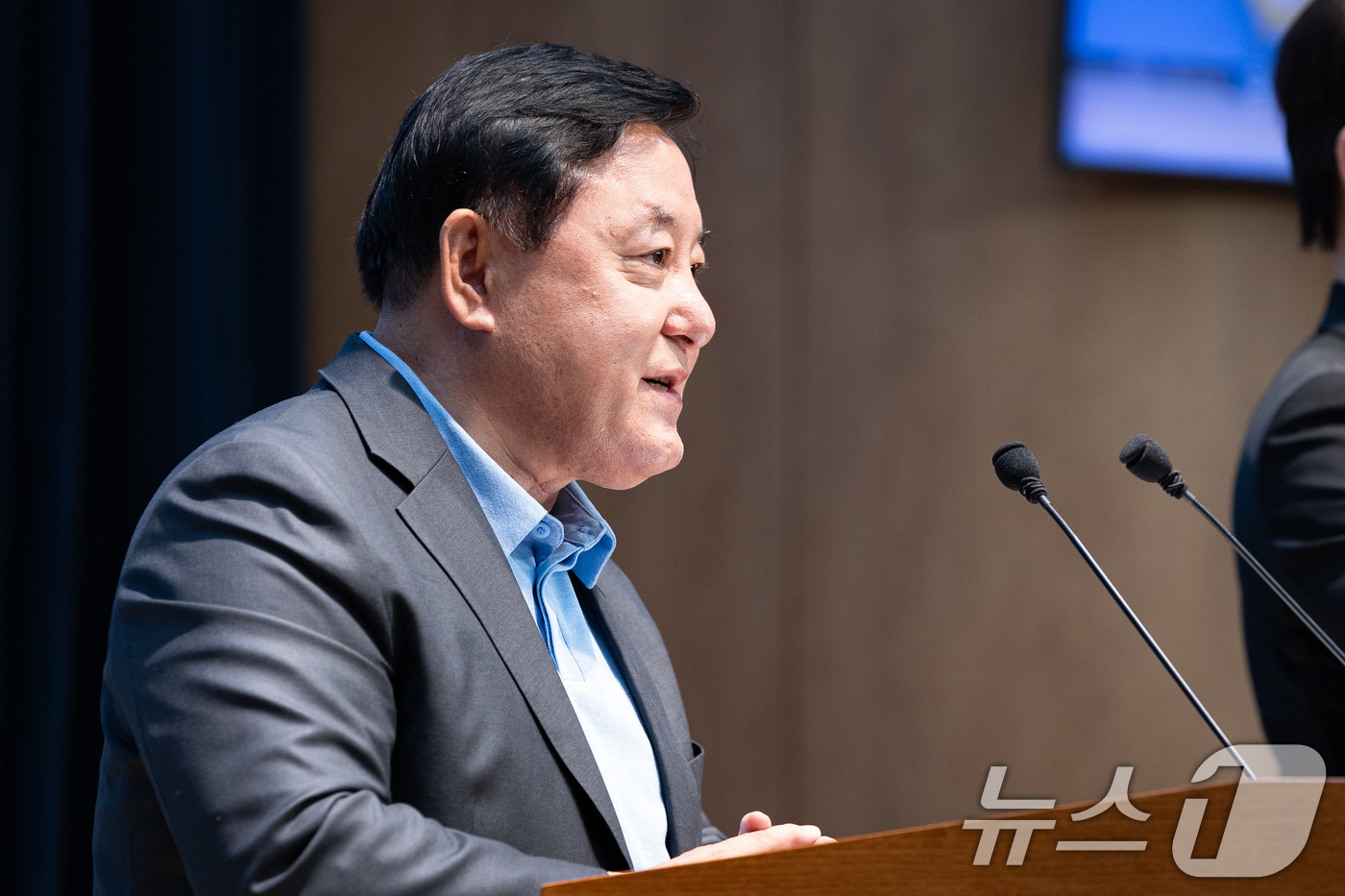 (서울=뉴스1) 유승관 기자 = 장기철 전 더불어민주당 정읍지역위원장이 28일 서울 여의도 국회 소통관에서 전북지사 경선 논란 관련 기자회견을 하고 있다.더불어민주당 6·3 지방선 …