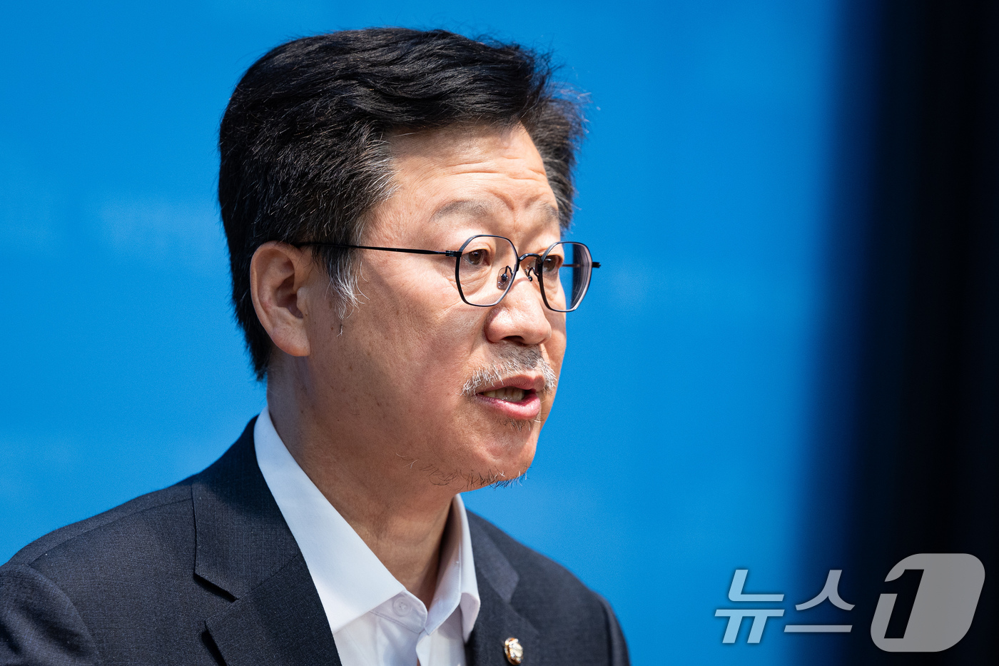 (서울=뉴스1) 유승관 기자 = 더불어민주당 6·3 지방선거 전북지사 경선에서 탈락한 안호영 의원이 28일 서울 여의도 국회 소통관에서 경선 논란 관련 기자회견을 하고 있다.안 의 …