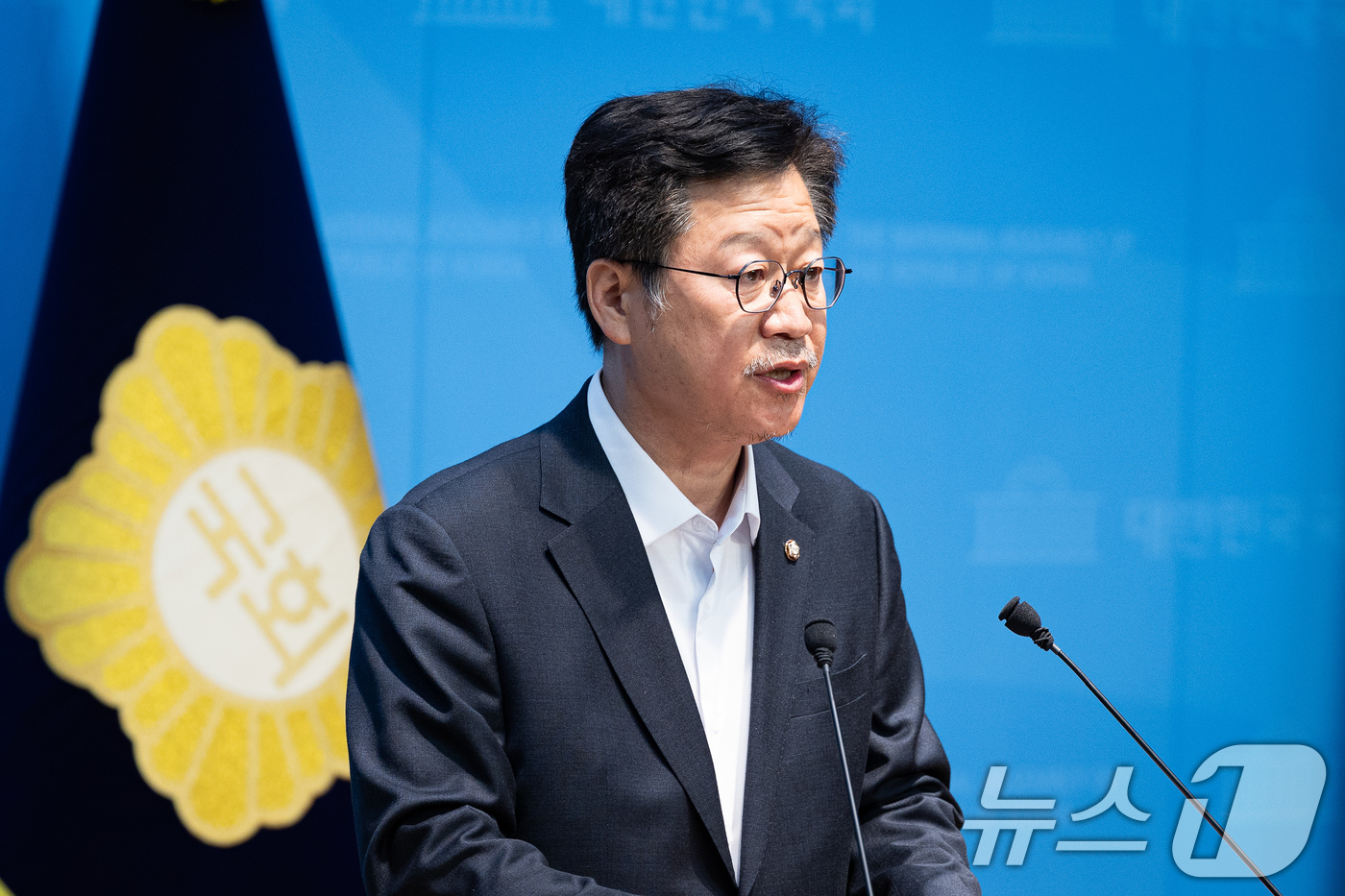 (서울=뉴스1) 유승관 기자 = 더불어민주당 6·3 지방선거 전북지사 경선에서 탈락한 안호영 의원이 28일 서울 여의도 국회 소통관에서 경선 논란 관련 기자회견을 하고 있다.안 의 …