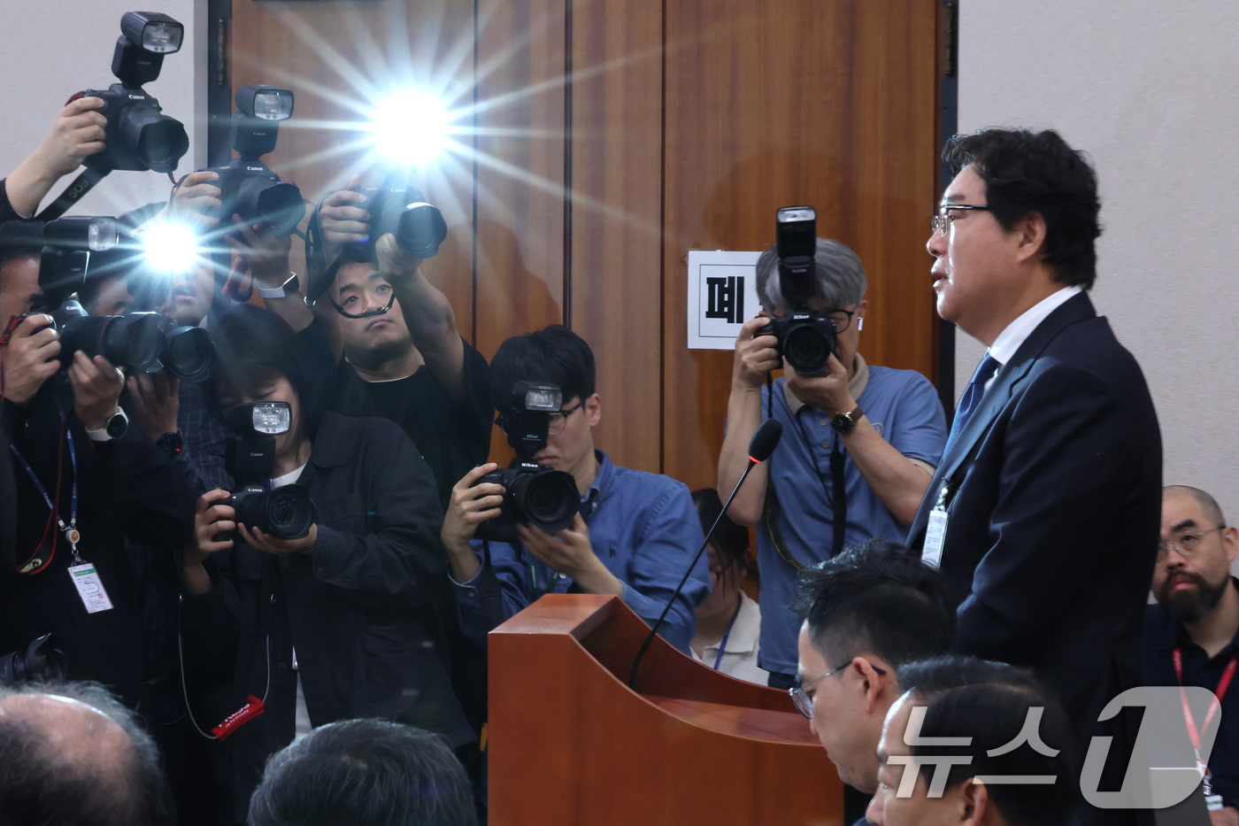 (서울=뉴스1) 신웅수 기자 = 김성태 전 쌍방울 회장이 28일 서울 여의도 국회 윤석열정권정치검찰조작기소의혹사건진상규명국정조사특별위원회에서 열린 윤석열 정권 정치검찰 조작기소 의 …