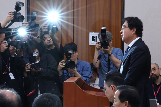 의원 질의 답변하는 김성태 전 쌍방울 회장