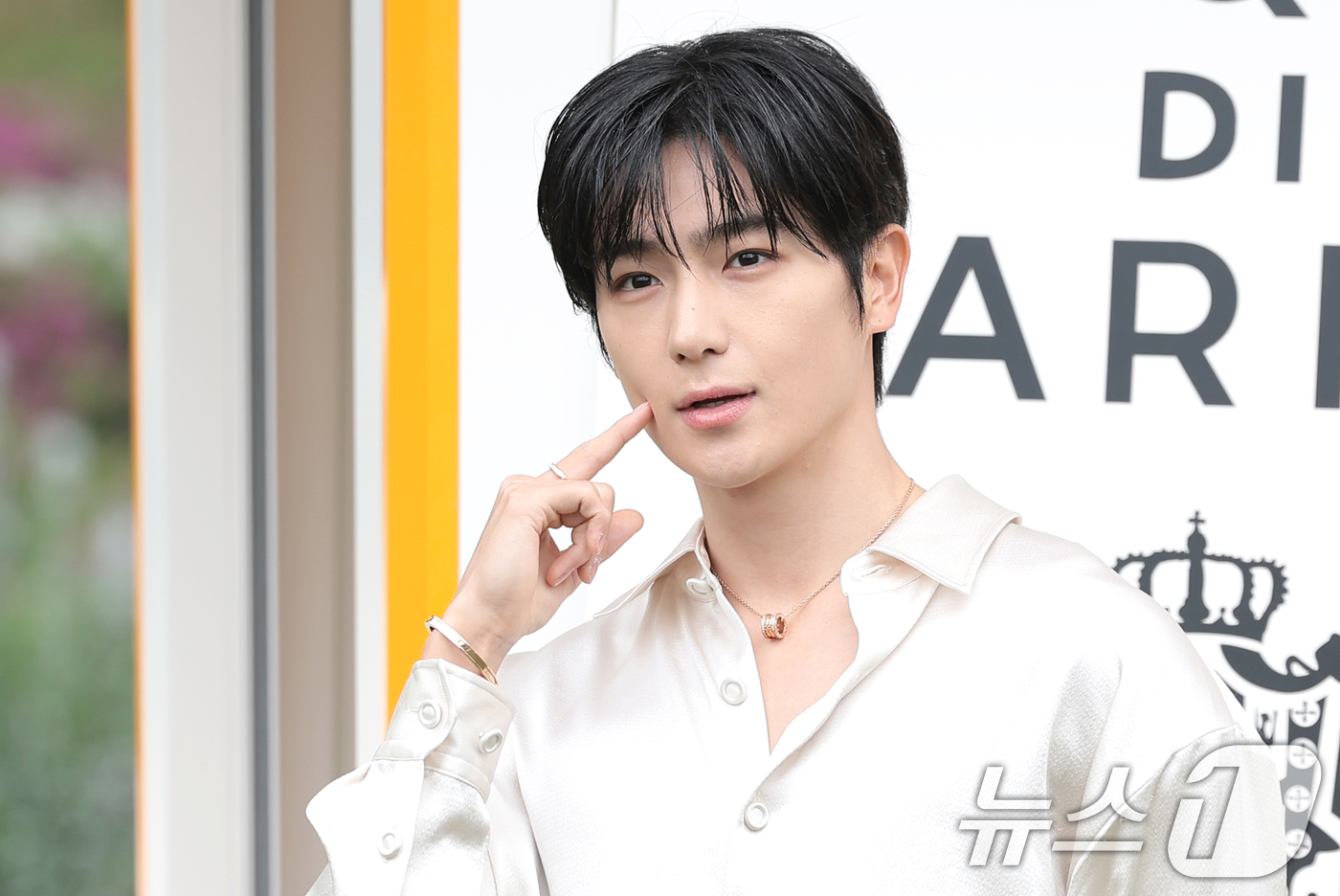 (서울=뉴스1) 권현진 기자 = 더보이즈 현재가 28일 서울 서초구 예술의전당 음악광장에서 열린 아쿠아 디 파르마 팝업 스토어 오픈 행사에 참석하고 있다. 2026.4.28/뉴스1 …