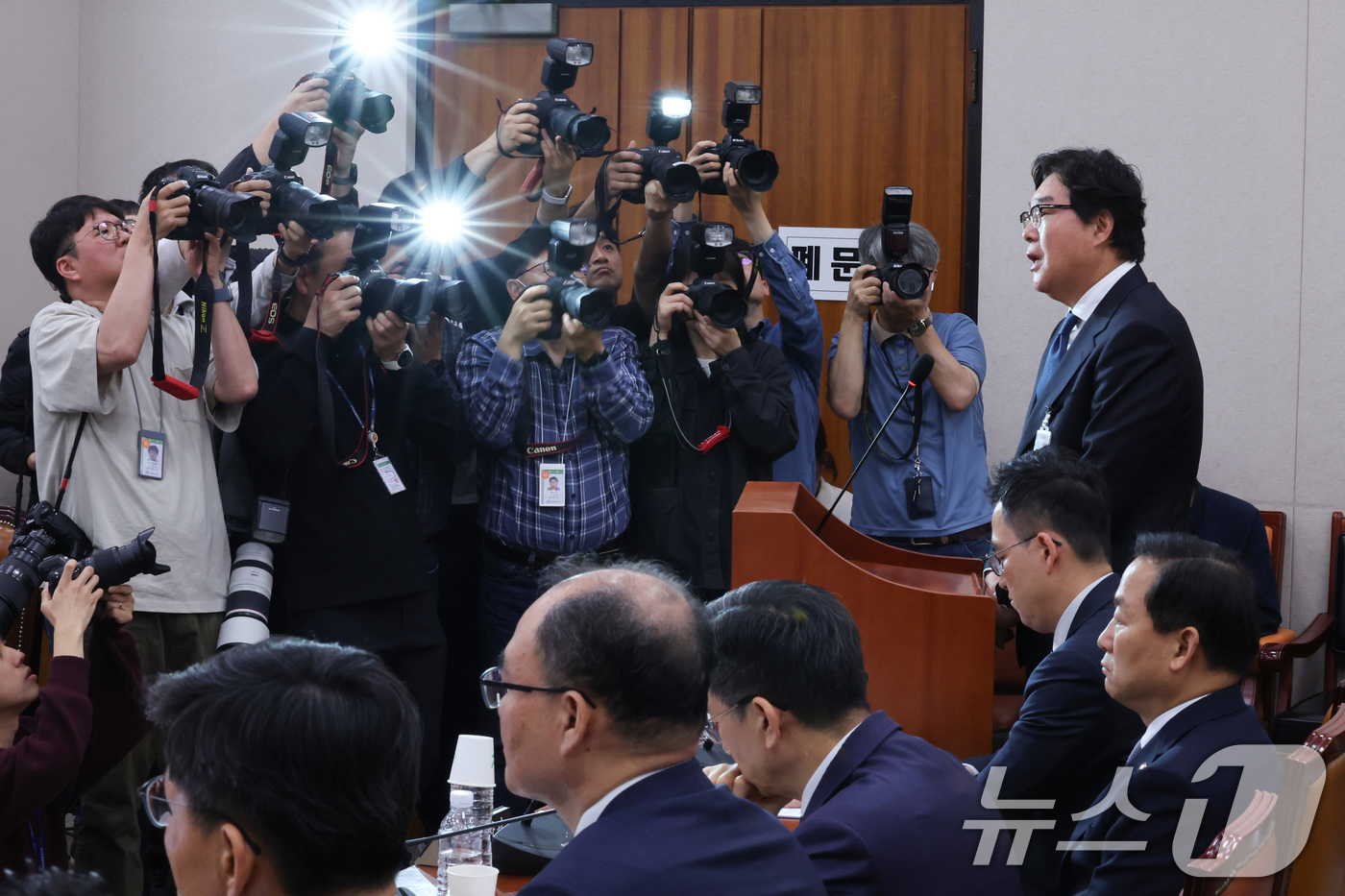 (서울=뉴스1) 신웅수 기자 = 김성태 전 쌍방울 회장이 28일 서울 여의도 국회 윤석열정권정치검찰조작기소의혹사건진상규명국정조사특별위원회에서 열린 윤석열 정권 정치검찰 조작기소 의 …