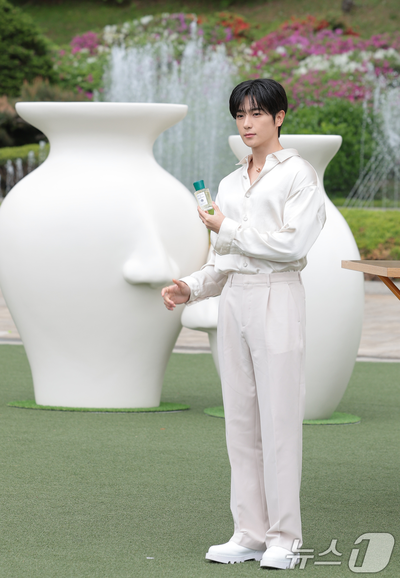 (서울=뉴스1) 권현진 기자 = 더보이즈 현재가 28일 서울 서초구 예술의전당 음악광장에서 열린 아쿠아 디 파르마 팝업 스토어 오픈 행사에 참석해 포즈를 취하고 있다. 2026.4 …