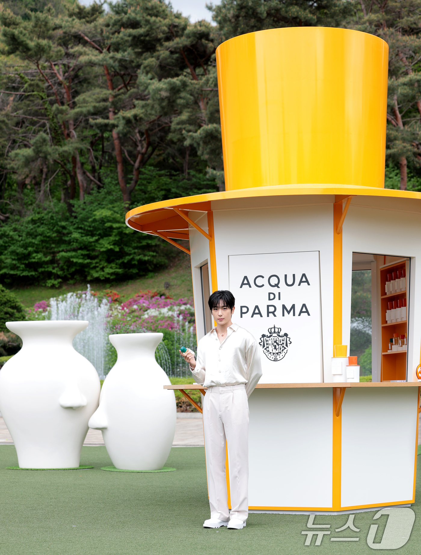 (서울=뉴스1) 권현진 기자 = 더보이즈 현재가 28일 서울 서초구 예술의전당 음악광장에서 열린 아쿠아 디 파르마 팝업 스토어 오픈 행사에 참석하고 있다. 2026.4.28/뉴스1 …