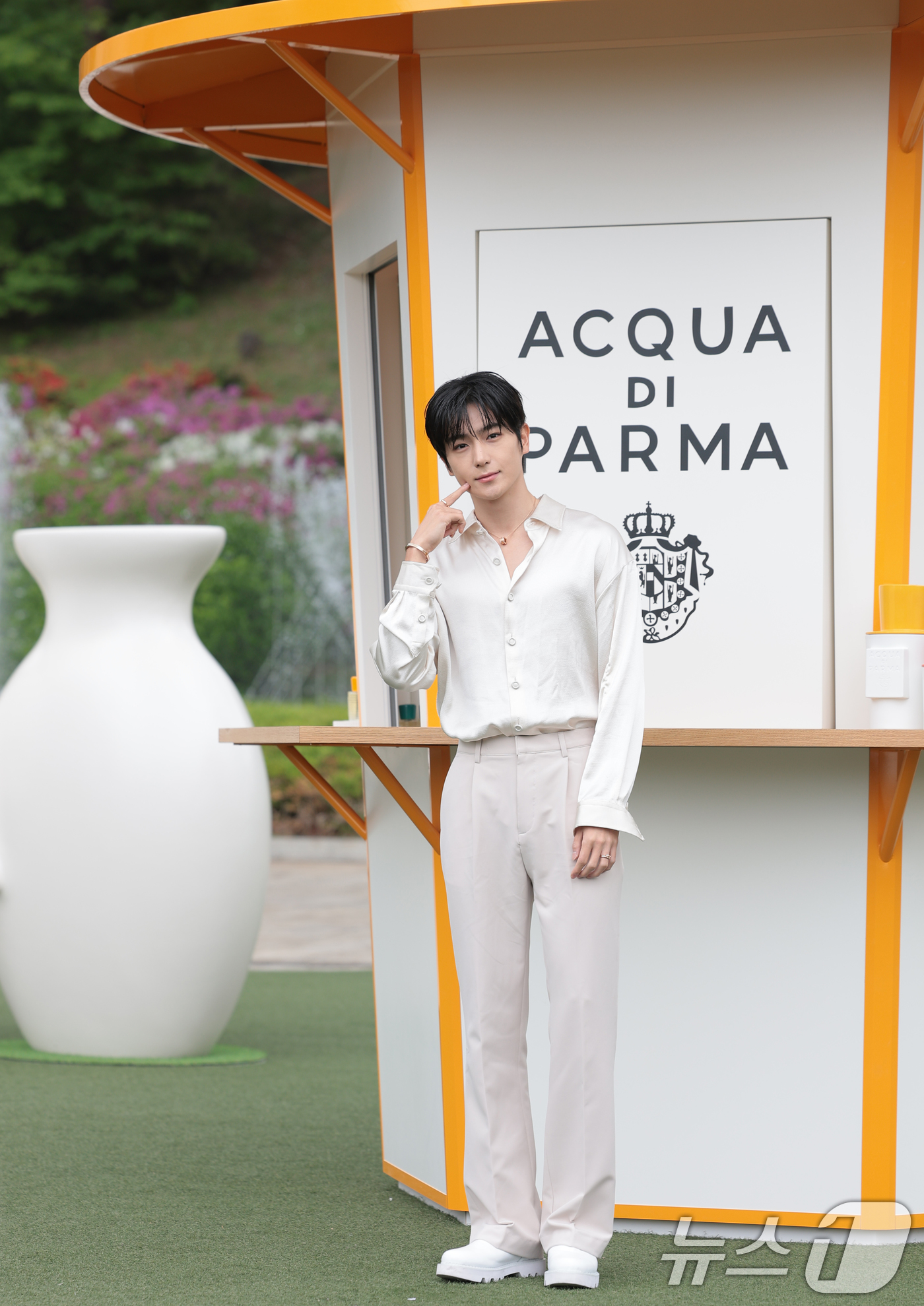 (서울=뉴스1) 권현진 기자 = 더보이즈 현재가 28일 서울 서초구 예술의전당 음악광장에서 열린 아쿠아 디 파르마 팝업 스토어 오픈 행사에 참석해 포즈를 취하고 있다. 2026.4 …