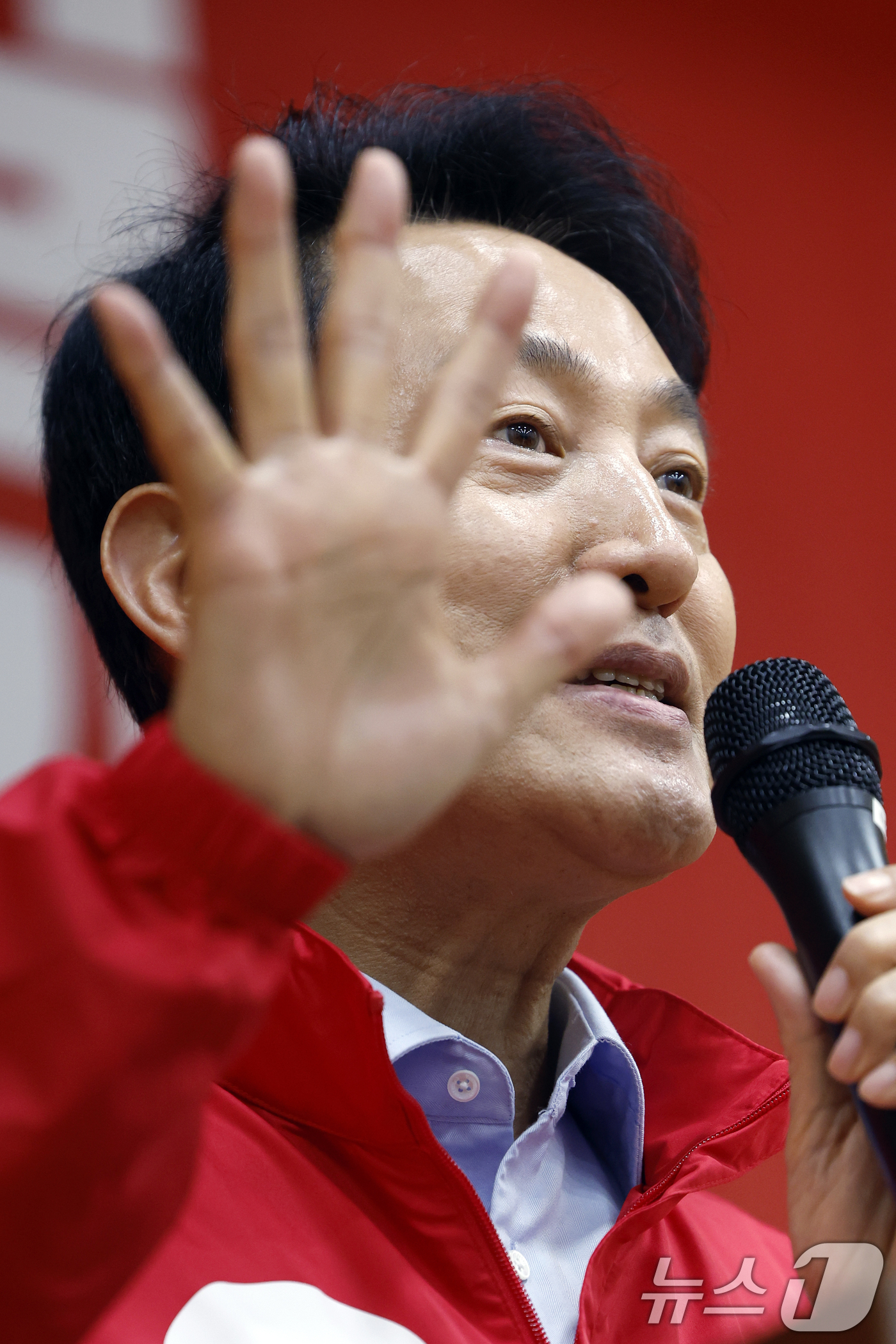 (서울=뉴스1) 박정호 기자 = 오세훈 국민의힘 서울시장 후보가 28일 서울 용산구 청파동 새마을금고 대강당에서 열린 제9회 전국동시지방선거 용산구 필승결의대회에서 축사를 하고 있 …