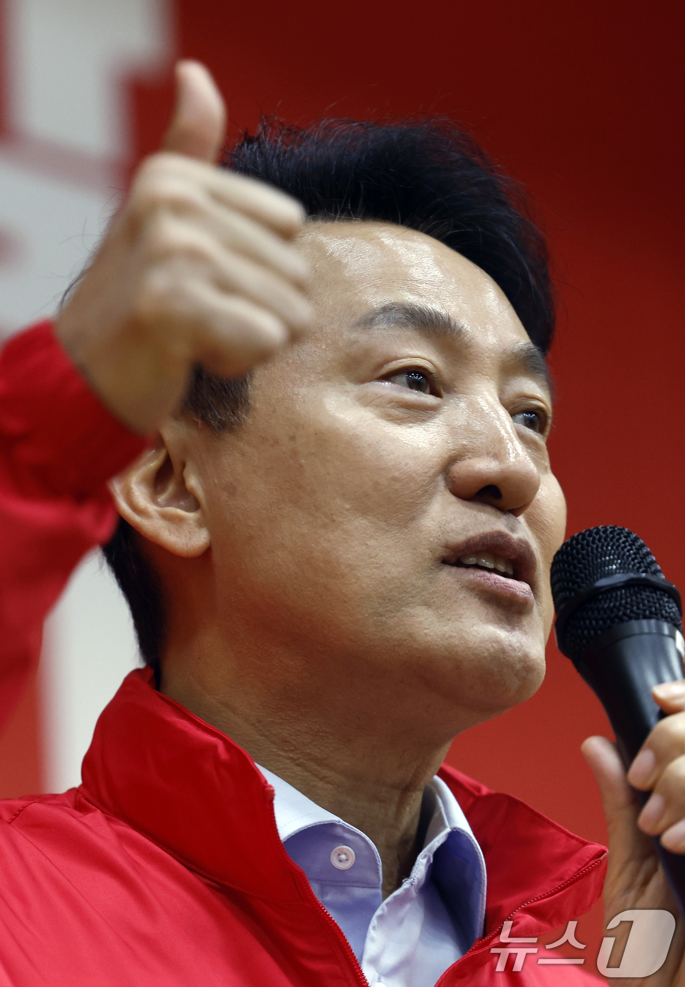 (서울=뉴스1) 박정호 기자 = 오세훈 국민의힘 서울시장 후보가 28일 서울 용산구 청파동 새마을금고 대강당에서 열린 제9회 전국동시지방선거 용산구 필승결의대회에서 축사를 하고 있 …