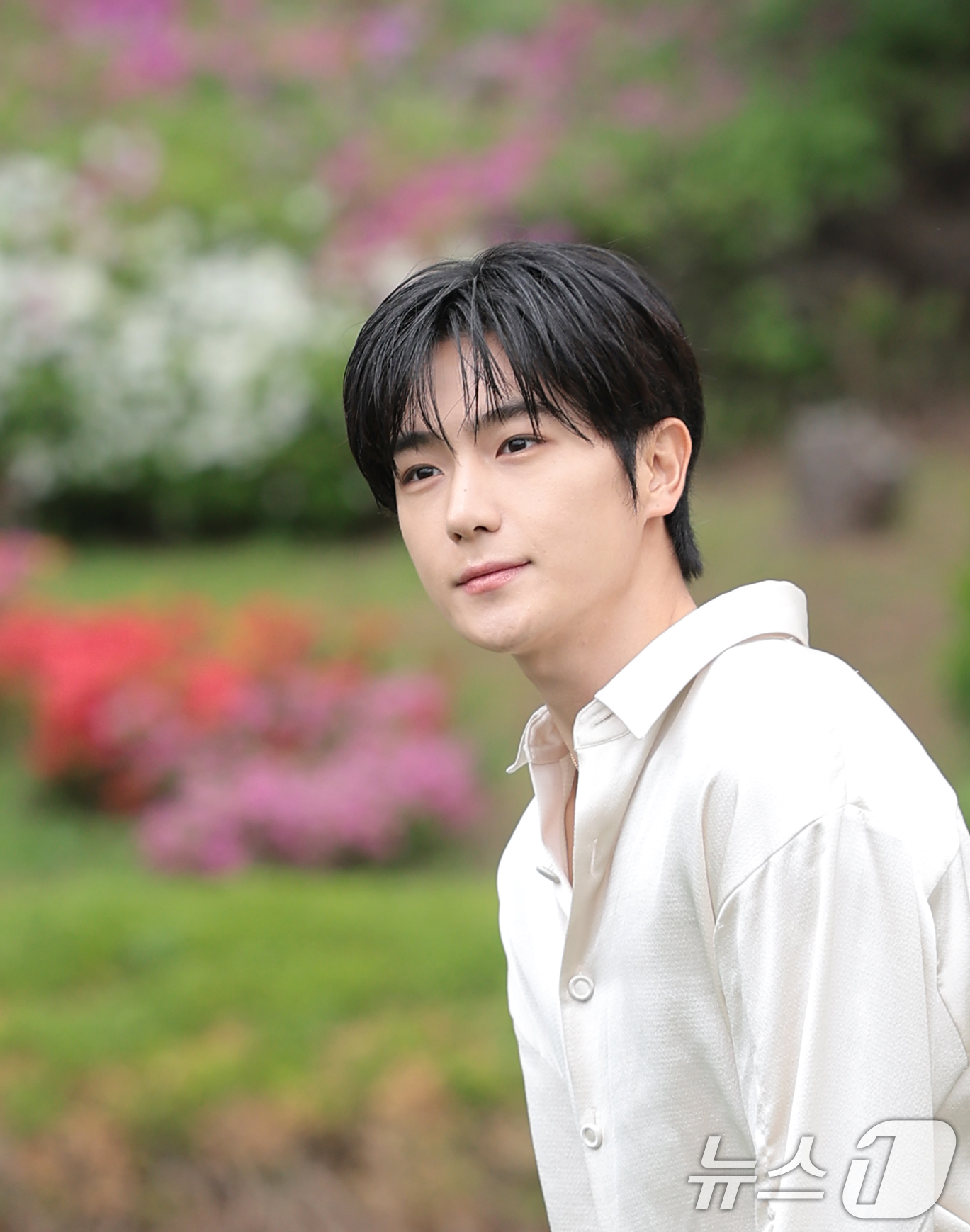 (서울=뉴스1) 권현진 기자 = 더보이즈 현재가 28일 서울 서초구 예술의전당 음악광장에서 열린 아쿠아 디 파르마 팝업 스토어 오픈 행사에 참석하고 있다. 2026.4.28/뉴스1 …