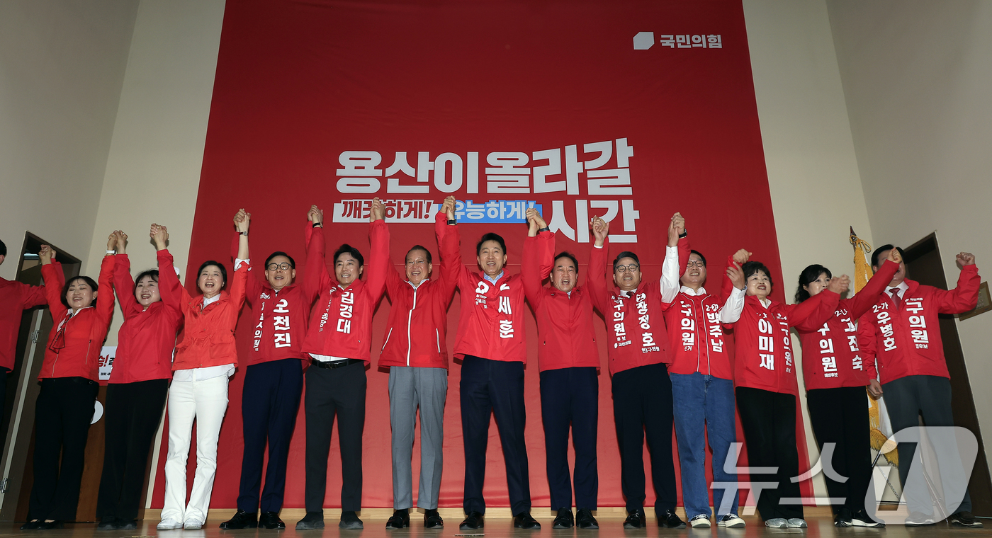 (서울=뉴스1) 박정호 기자 = 오세훈 국민의힘 서울시장 후보가 28일 서울 용산구 청파동 새마을금고 대강당에서 열린 제9회 전국동시지방선거 용산구 필승결의대회에서 권영세 의원 및 …