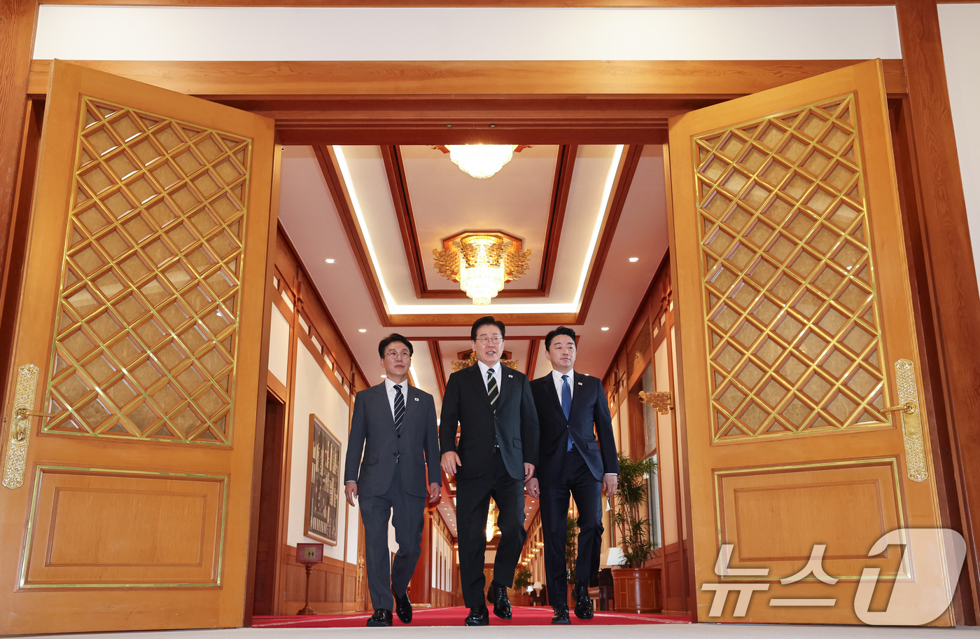 (서울=뉴스1) 허경 기자 = 이재명 대통령이 28일 청와대에서 열린 제18회 국무회의 겸 제6차 비상경제점검회의에 입장하고 있다. 2026.4.28/뉴스1