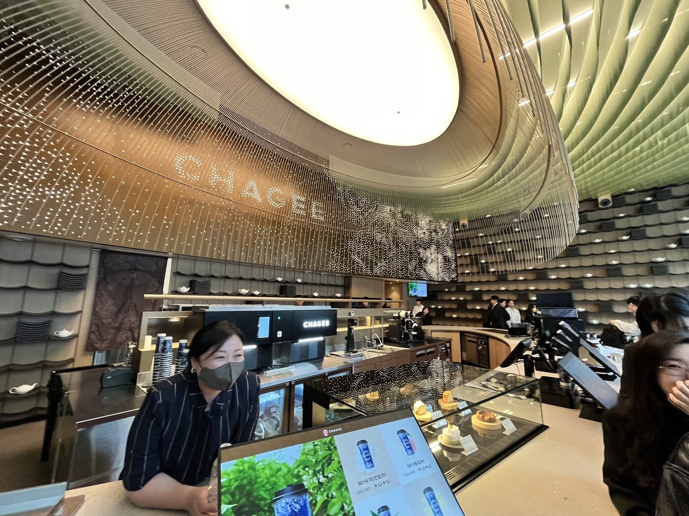 본문 이미지 -  서울 강남구 차지코리아 플래그십 스토어 내부 전경.