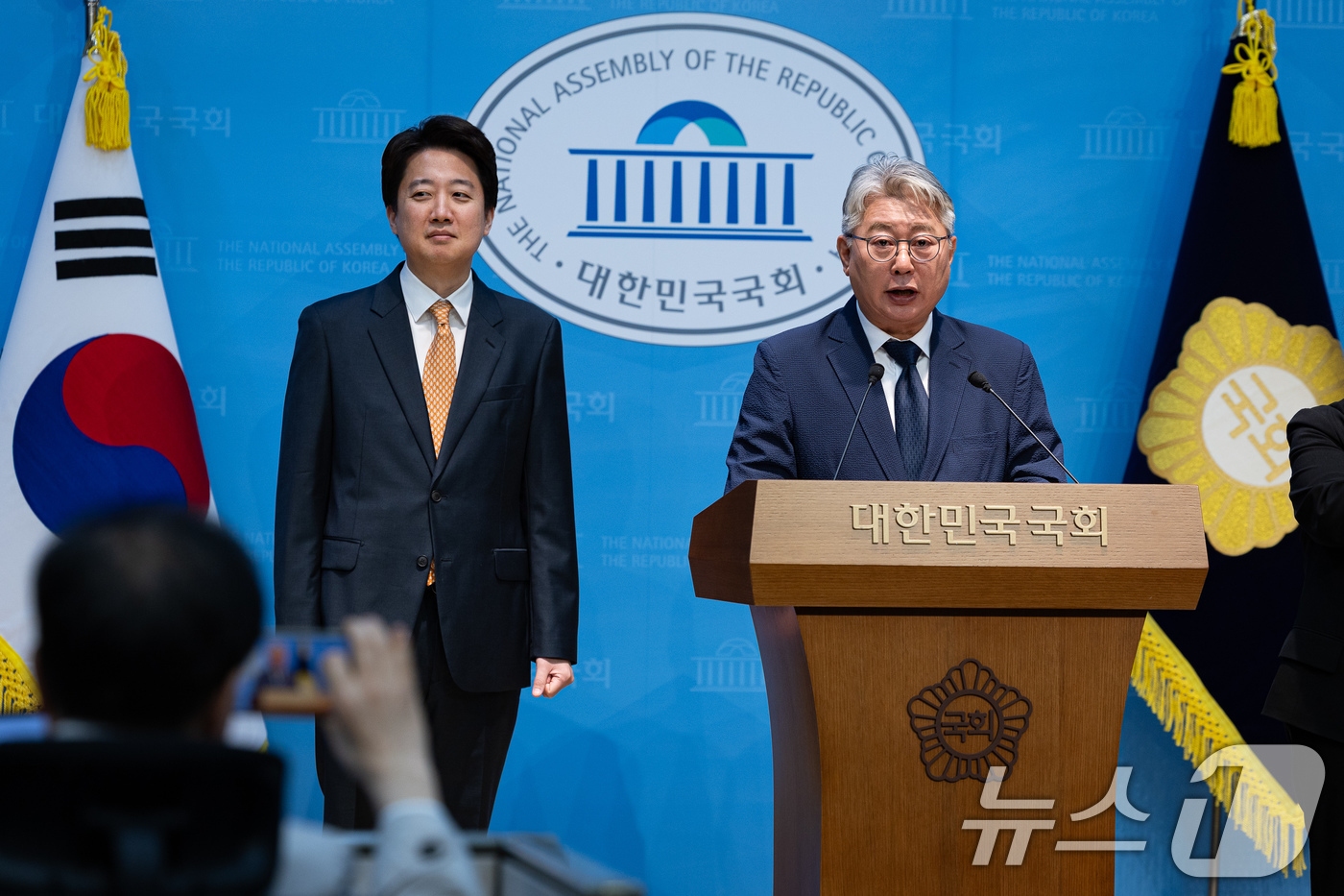 (서울=뉴스1) 유승관 기자 = 개혁신당 소속 조응천 전 의원이 28일 서울 여의도 국회 소통관에서 6·3 지방선거 경기도지사 선거 출마선언 기자회견을 하고 있다. 왼쪽은 이준석 …