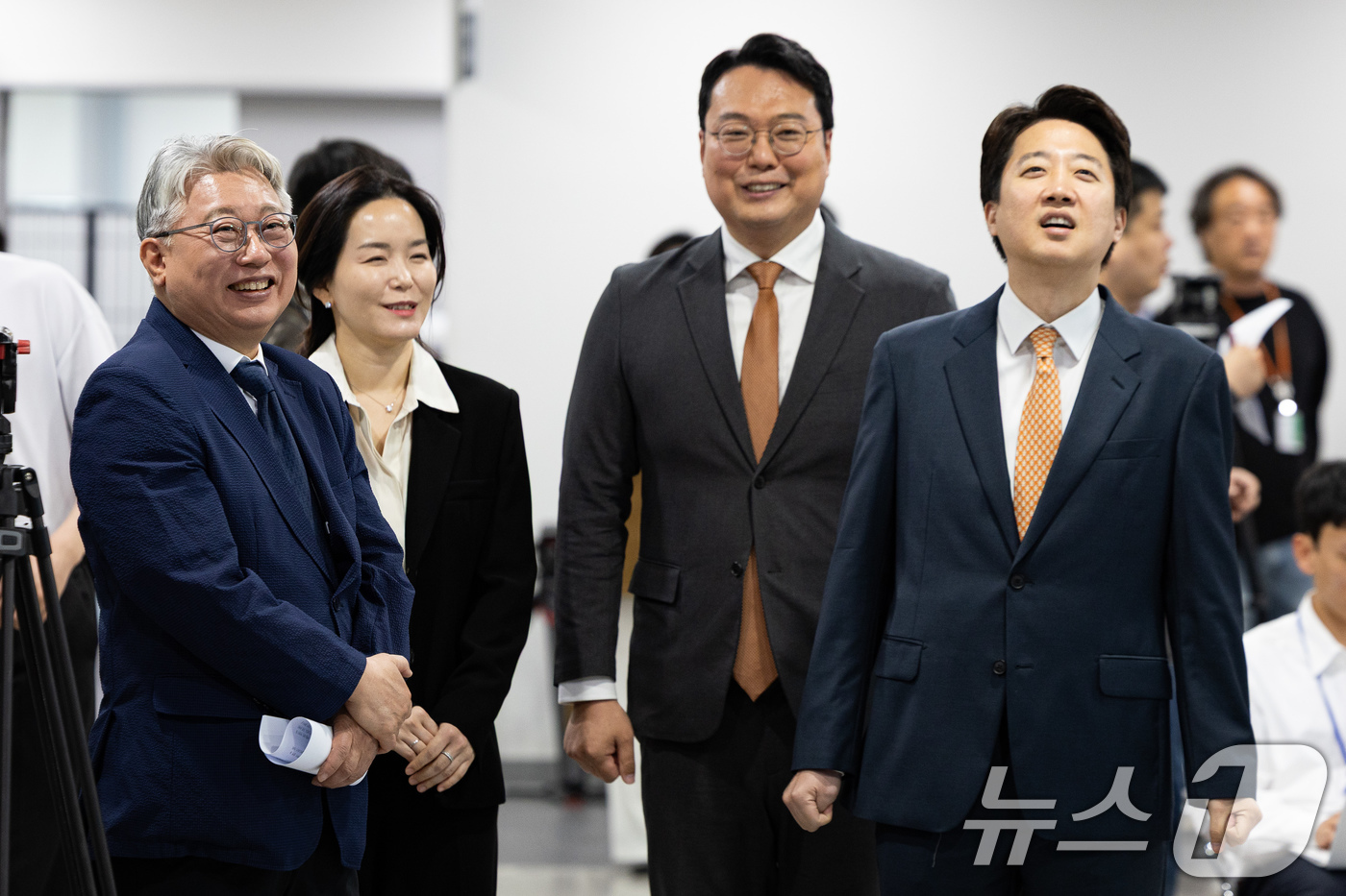 (서울=뉴스1) 유승관 기자 = 개혁신당 소속 조응천 전 의원이 28일 서울 여의도 국회 소통관에서 6·3 지방선거 경기도지사 선거 출마선언 기자회견에 앞서 지도부와 대화하고 있다 …
